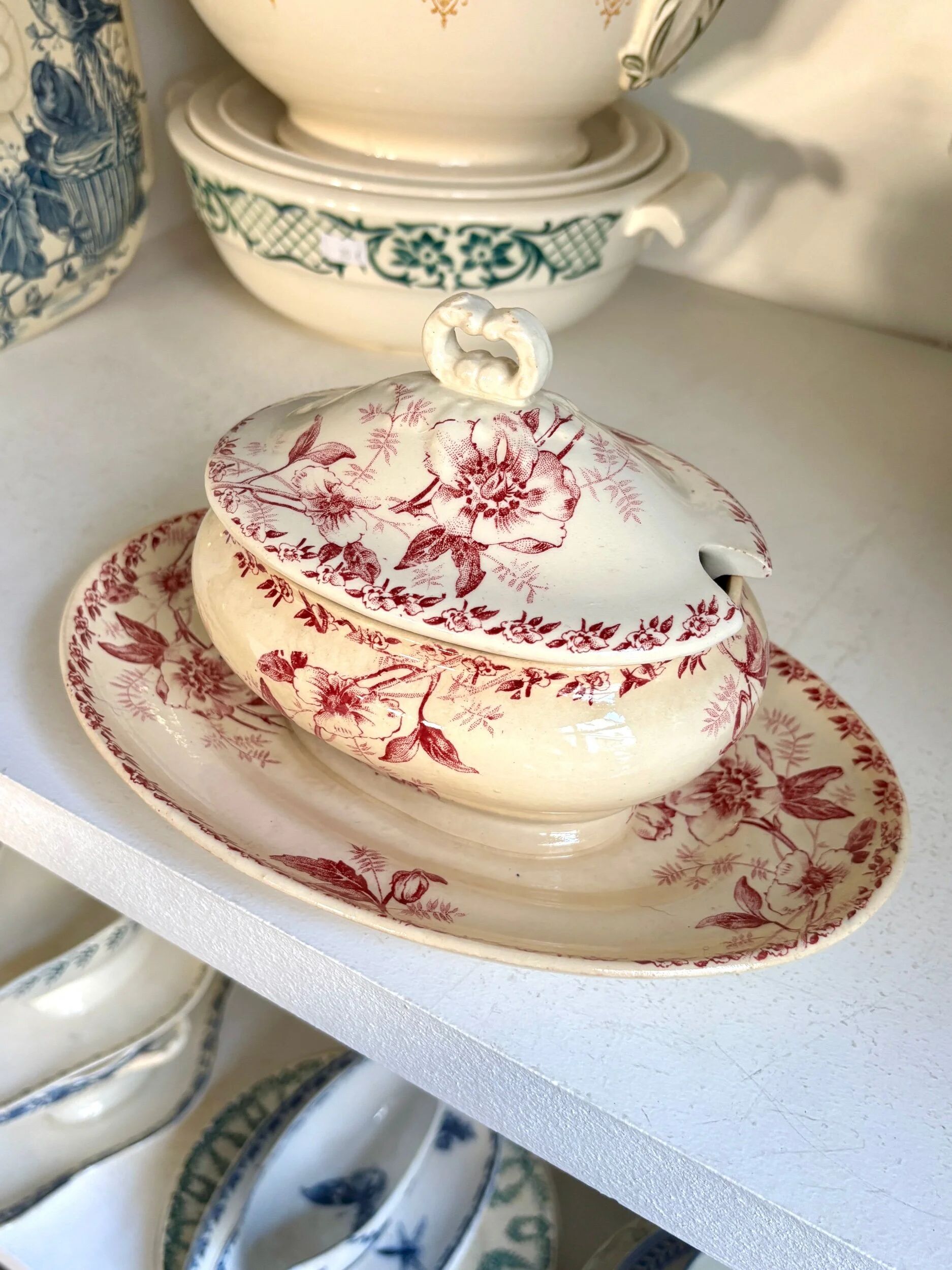 Sauceboat with lid Gien in pink ironstone, "Christmas Roses" service.