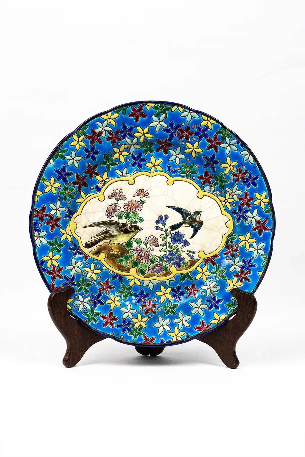 Assiette Longwy début XXe  – Émaux cloisonnés à décor d’oiseaux et fleurs