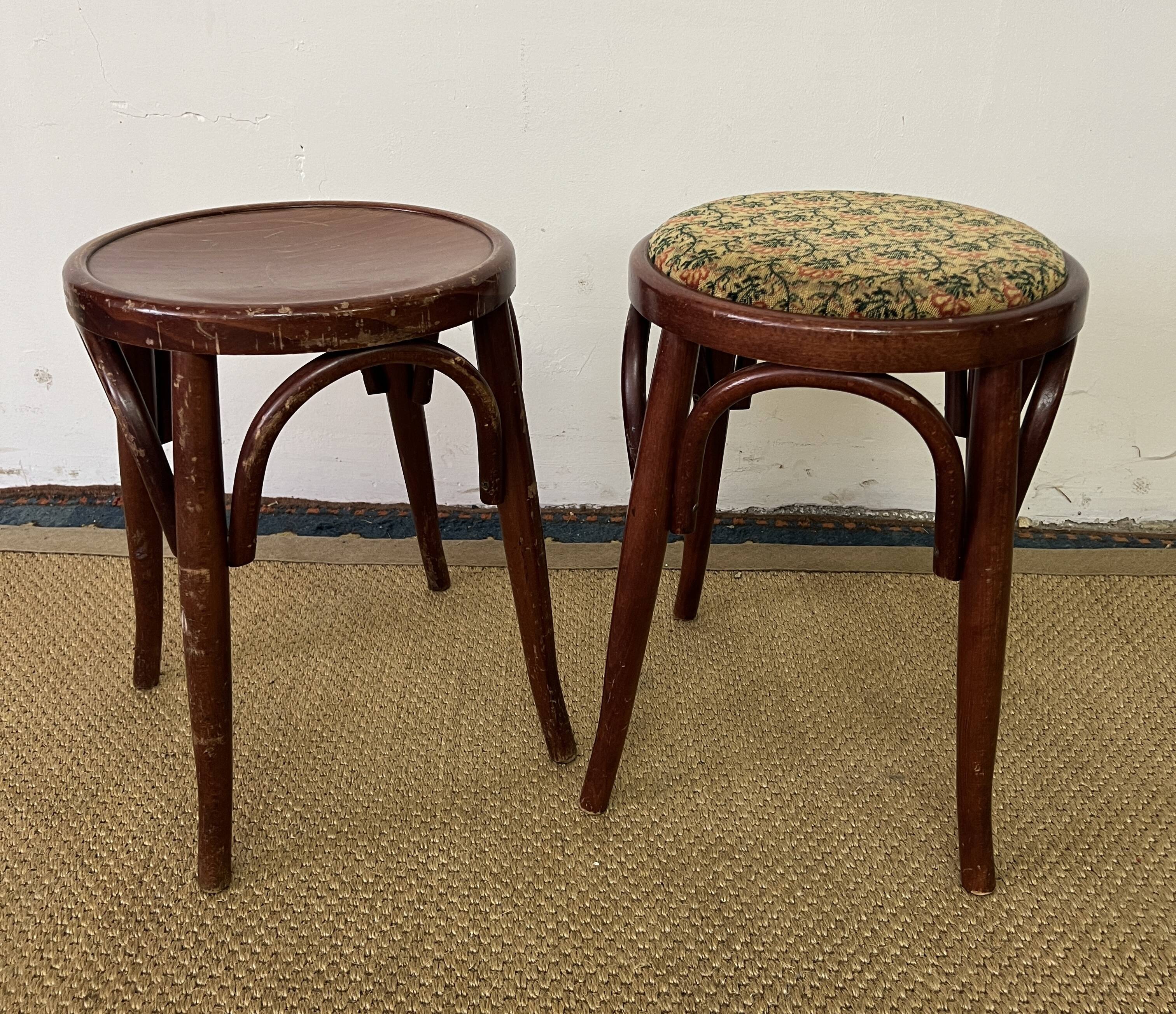 Paire de tabourets bas en bois courbé style "Thonet" vintage