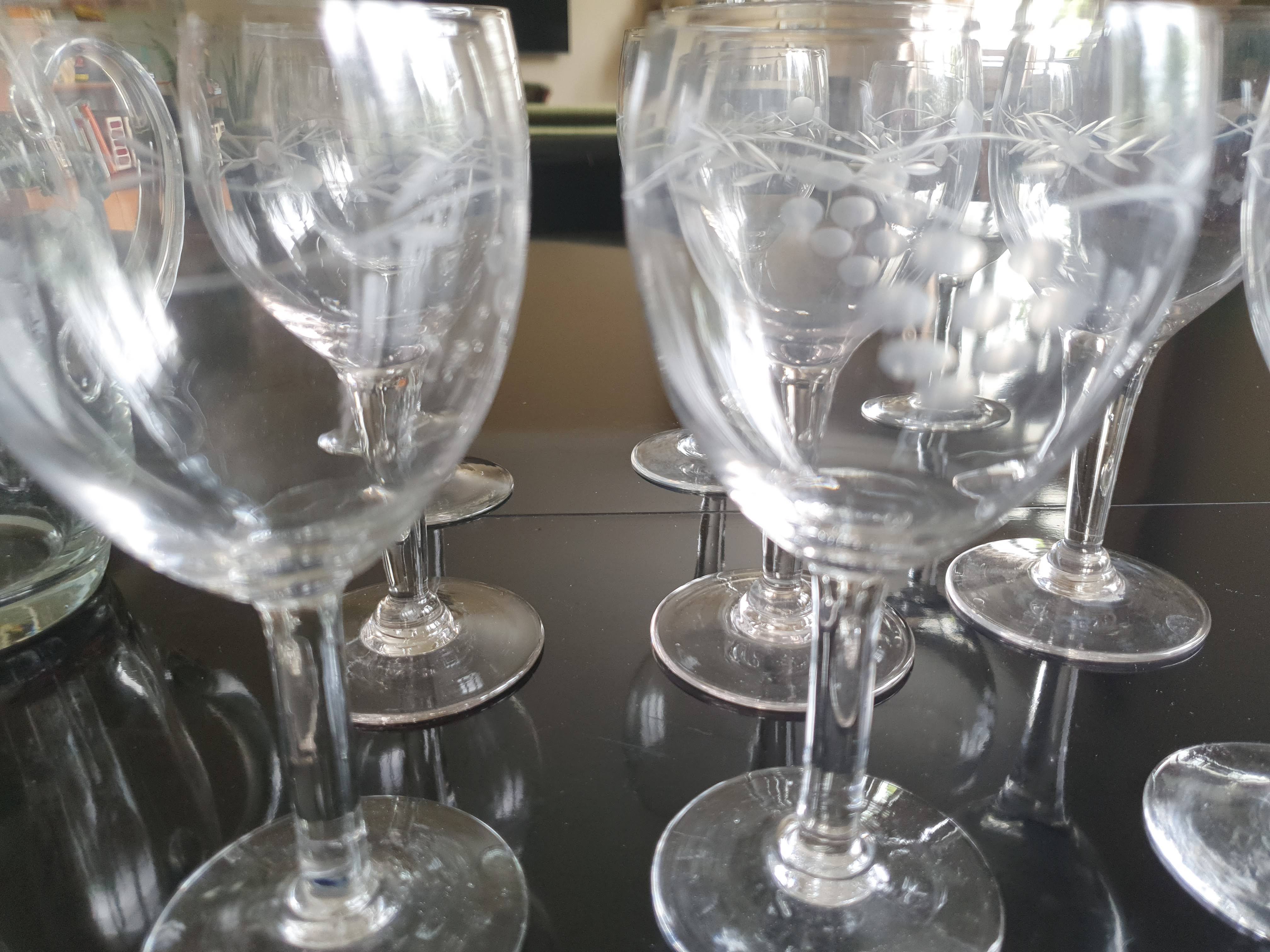 Lot de 10 verres et un pichet en verre gravé