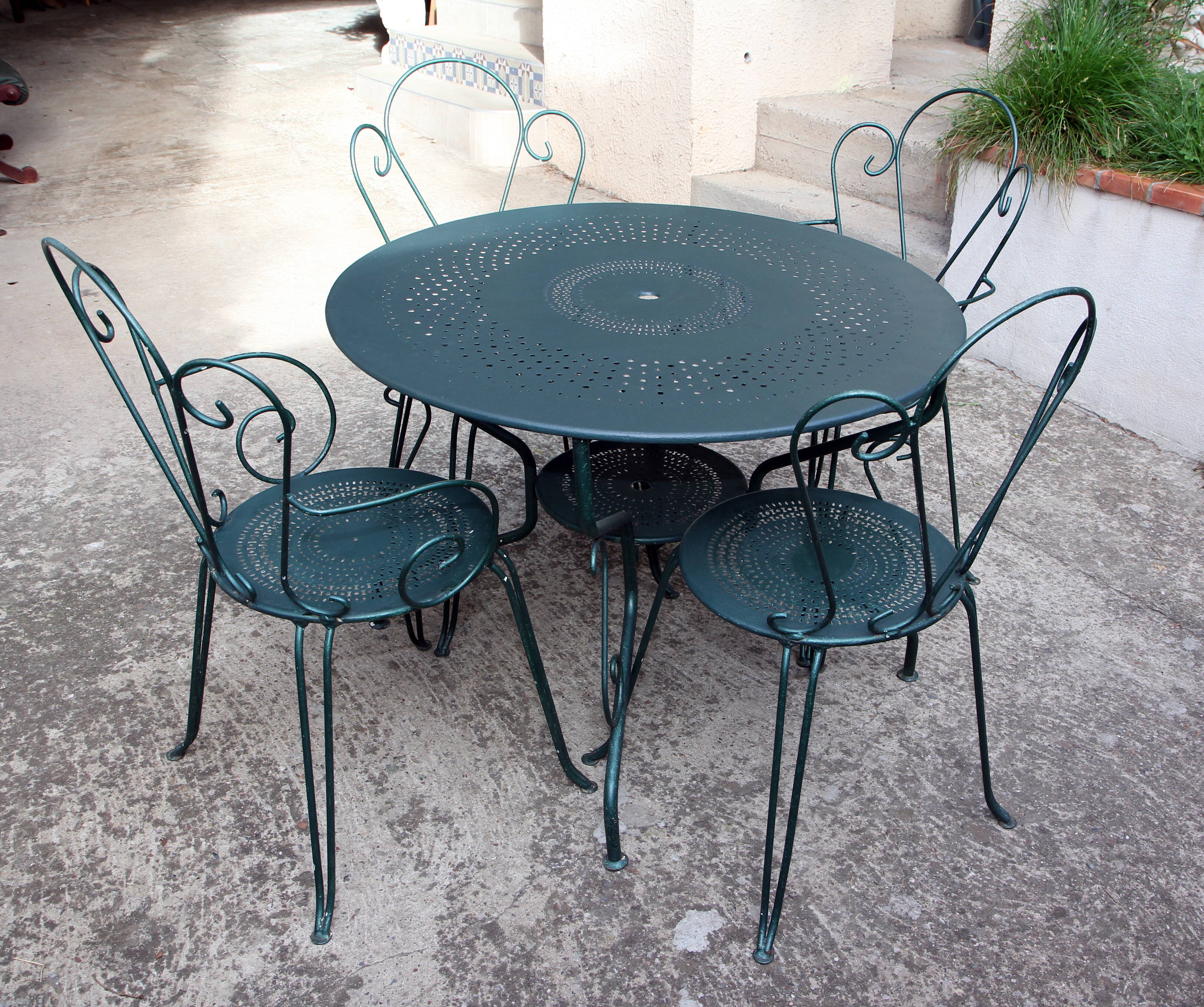 Old wrought iron garden furniture, 2 armchairs, 2 chairs and the table