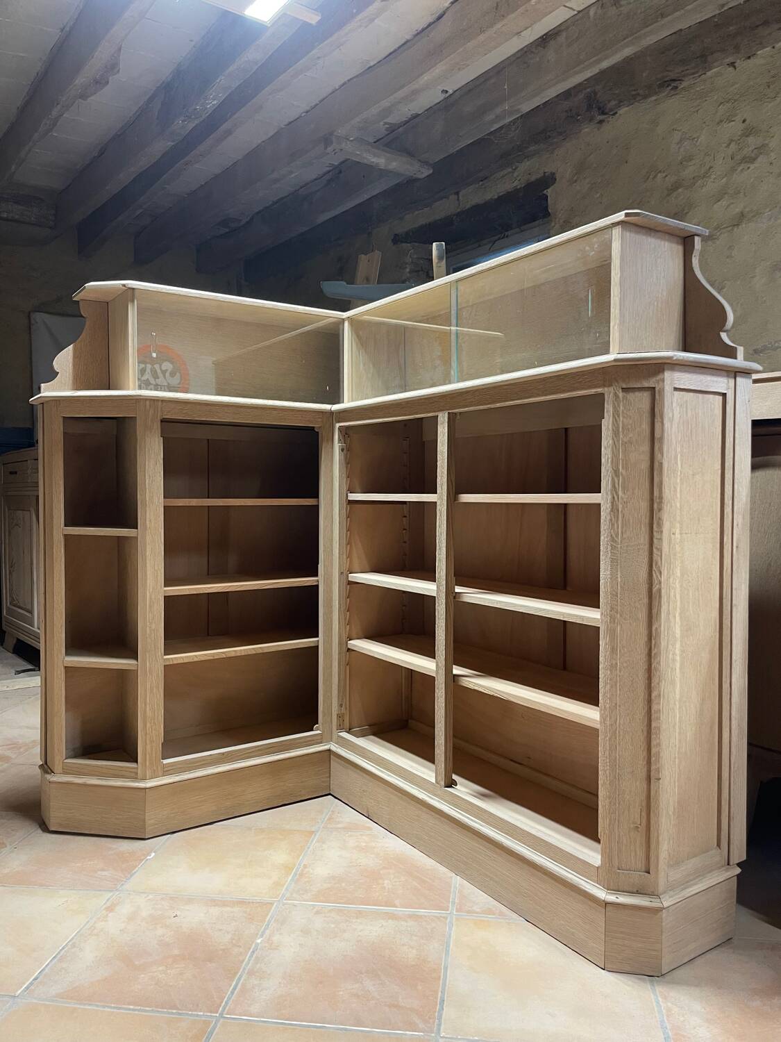 Meuble de métier ancien d’angle en chêne – bibliothèque / meuble de ra