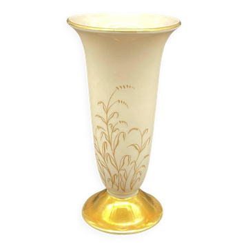 Small Kerafina Bavaria vase in porcelain with gold decoration.