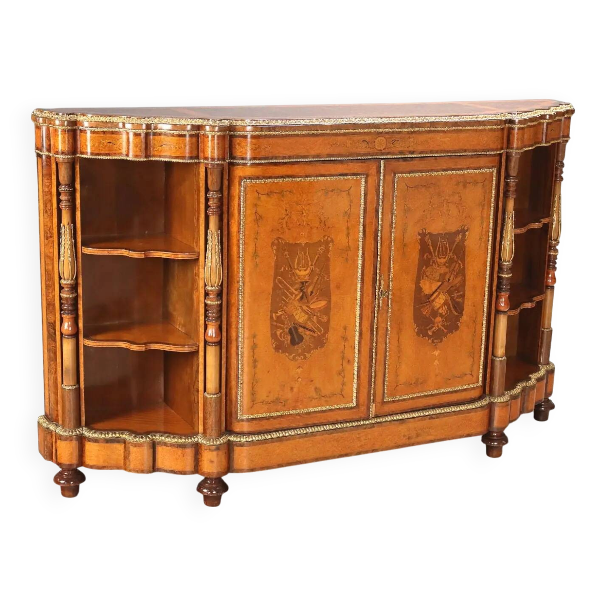 Buffet ancien en placage de loupe d’érable, Royaume-Uni, XIXe siècle