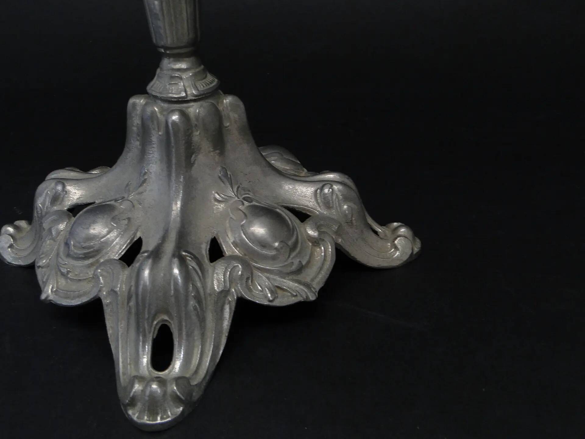 Vase Art Nouveau, verre pressé et étain, France, début du 20e siècle