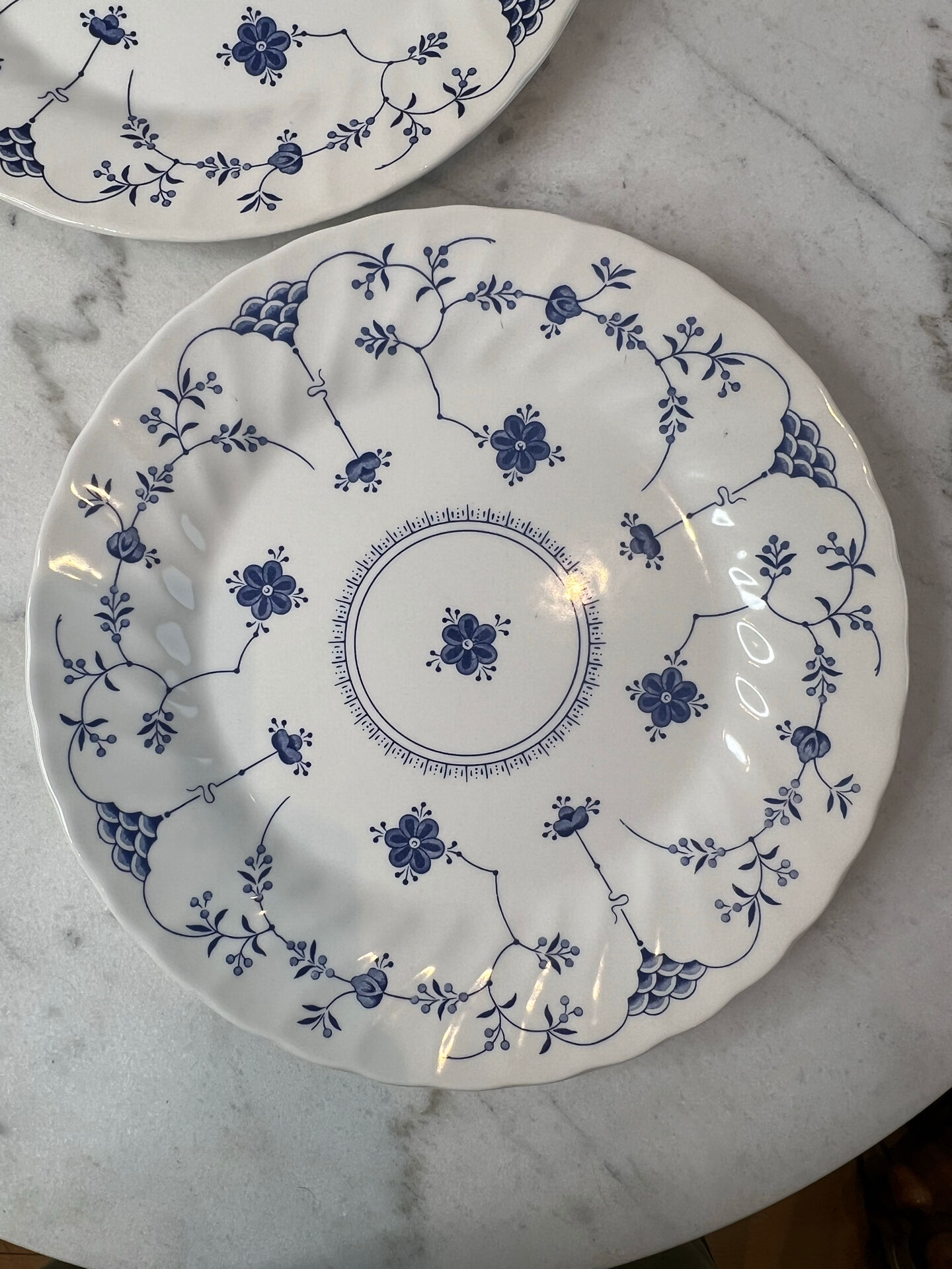 Set of 2 flat plates in English earthenware with blue floral decoration.