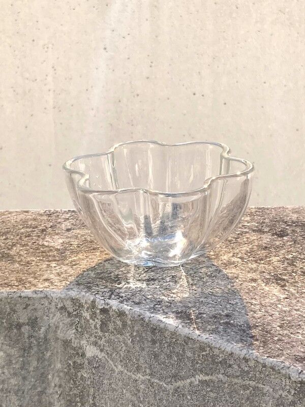 Flower-shaped glass storage