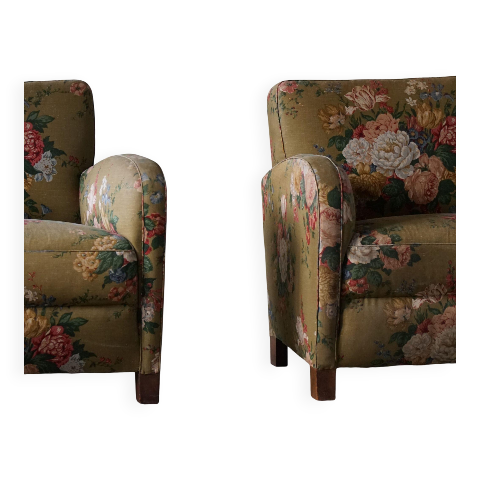 Modern Danish pair of curved lounge chairs, original fabric, Fritz Hansen, 1940.