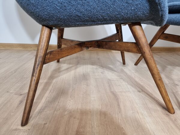 Fauteuil coquille restauré par Miroslav Navratil