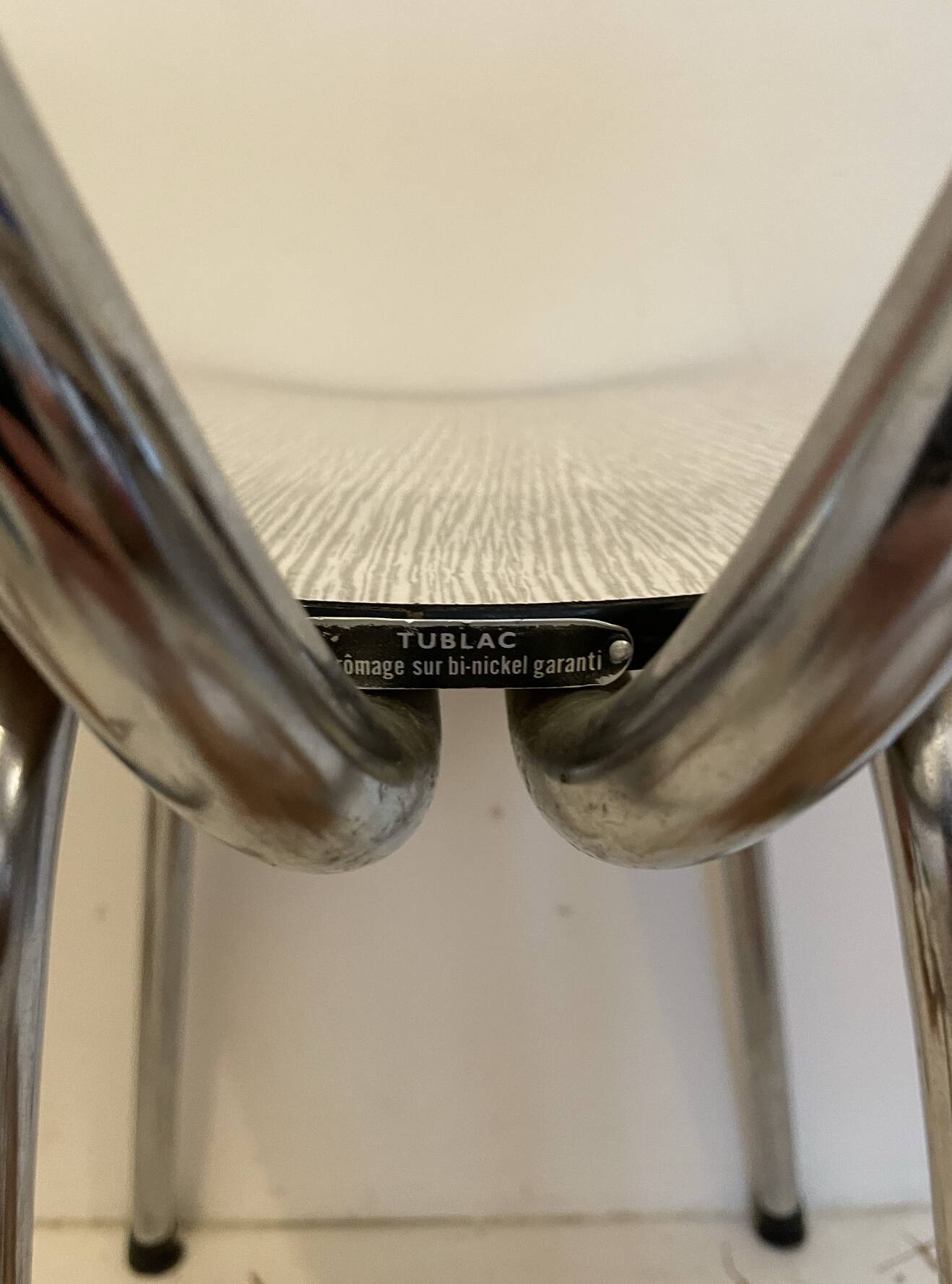 Chaise en formica blanc et noir