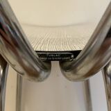 Chaise en formica blanc et noir