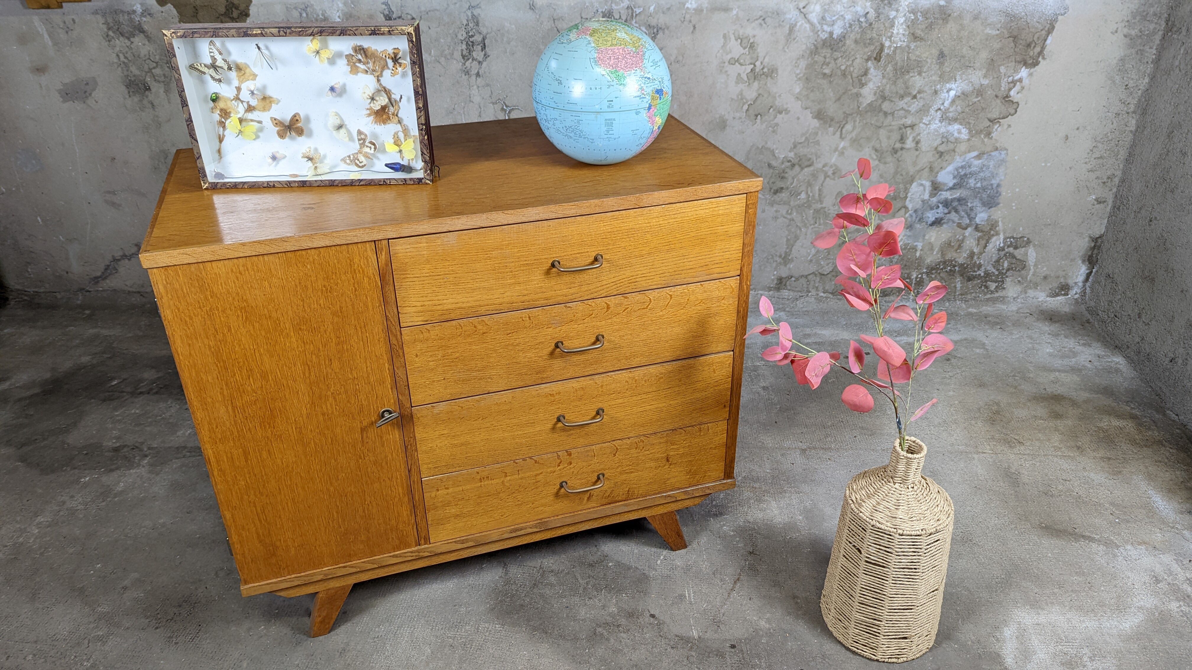 Scandinavian compass foot dresser