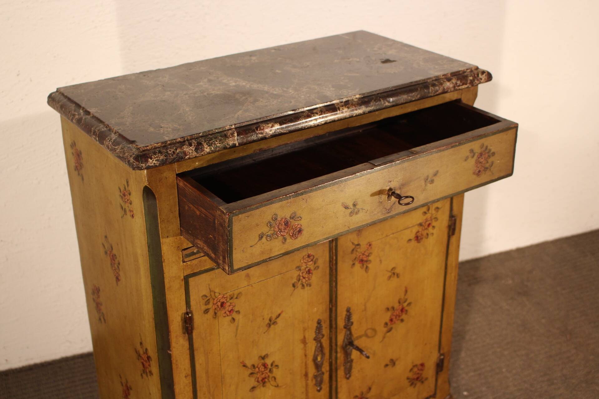 Small 19th-century chest of drawers