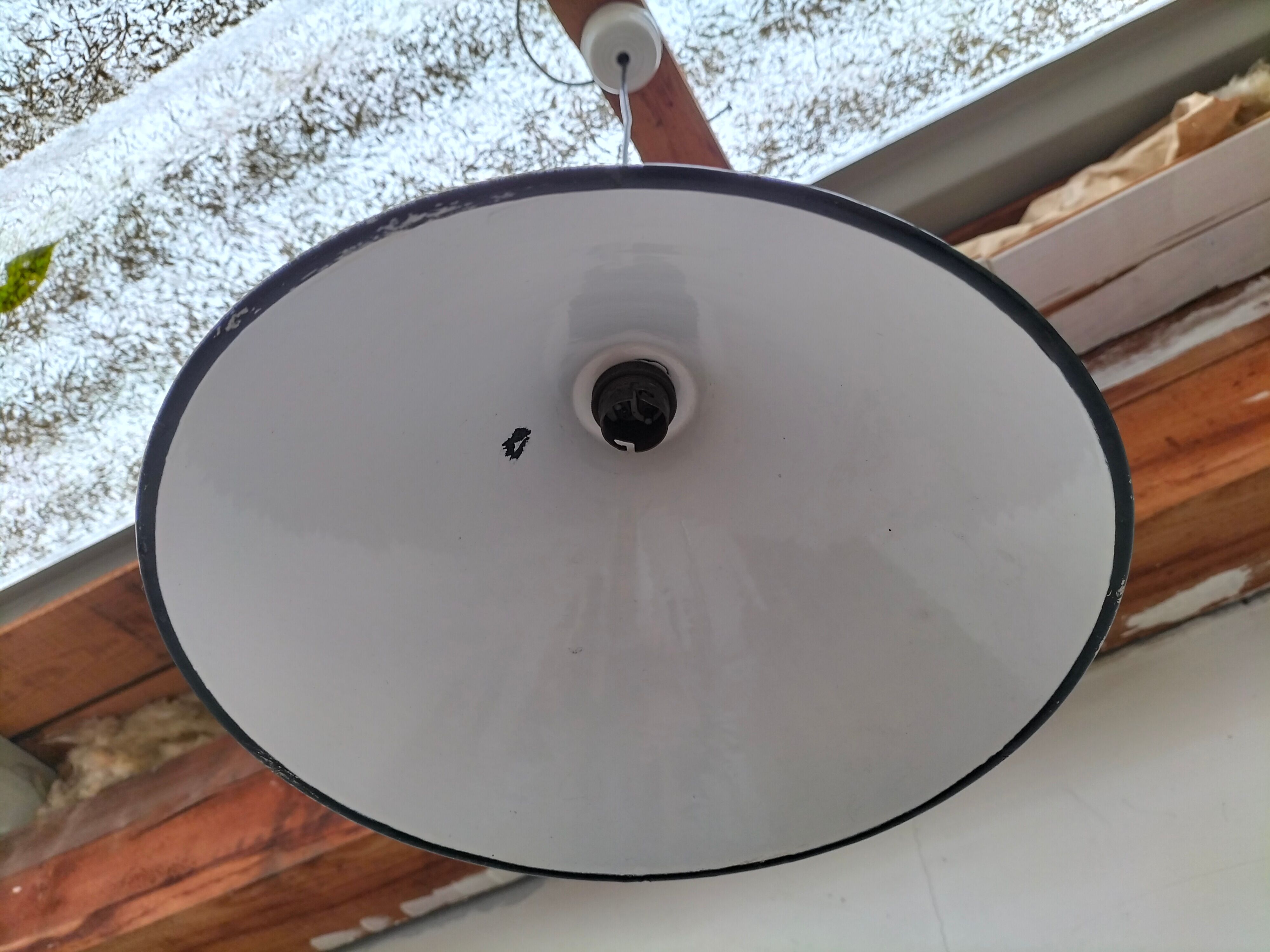 Industrial enamelled lamp