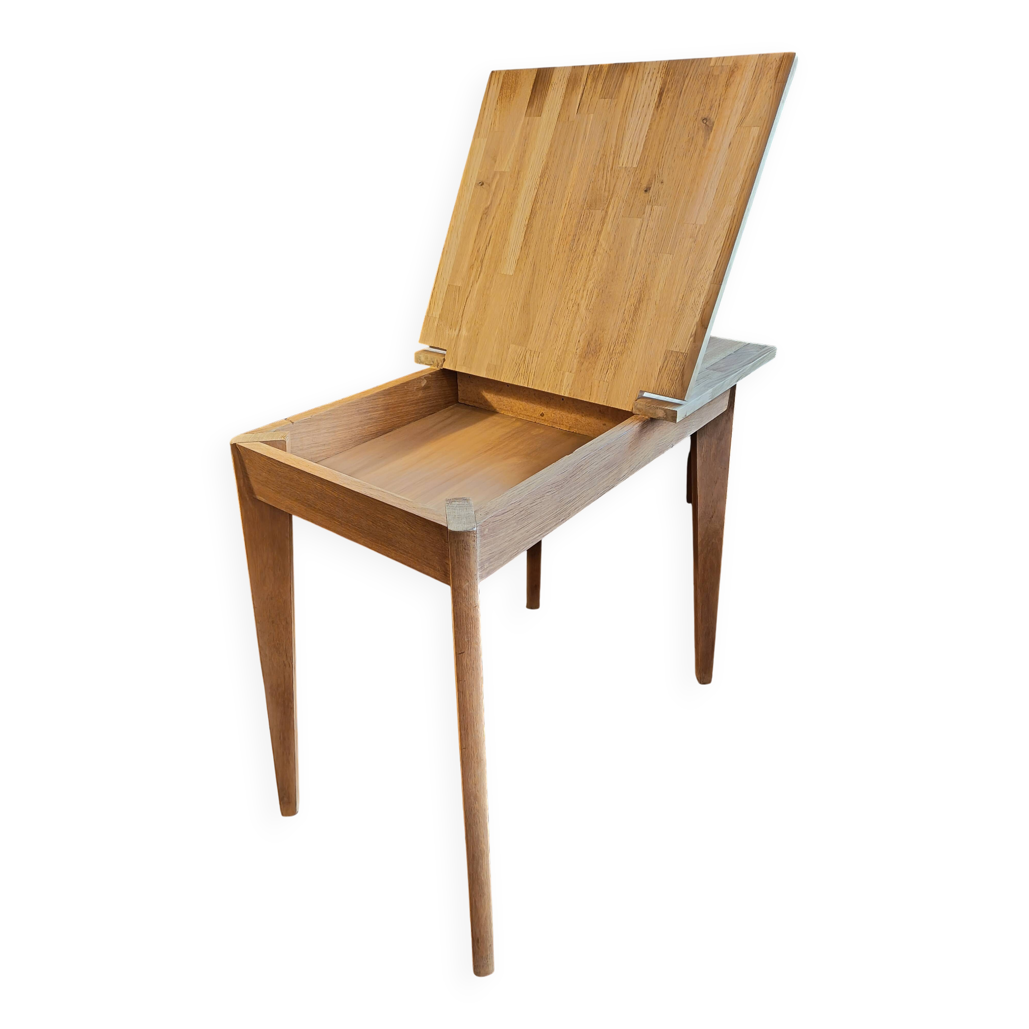 Scandinavian table with a system