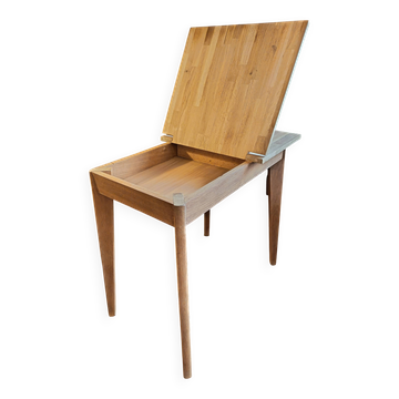 Scandinavian table with a system