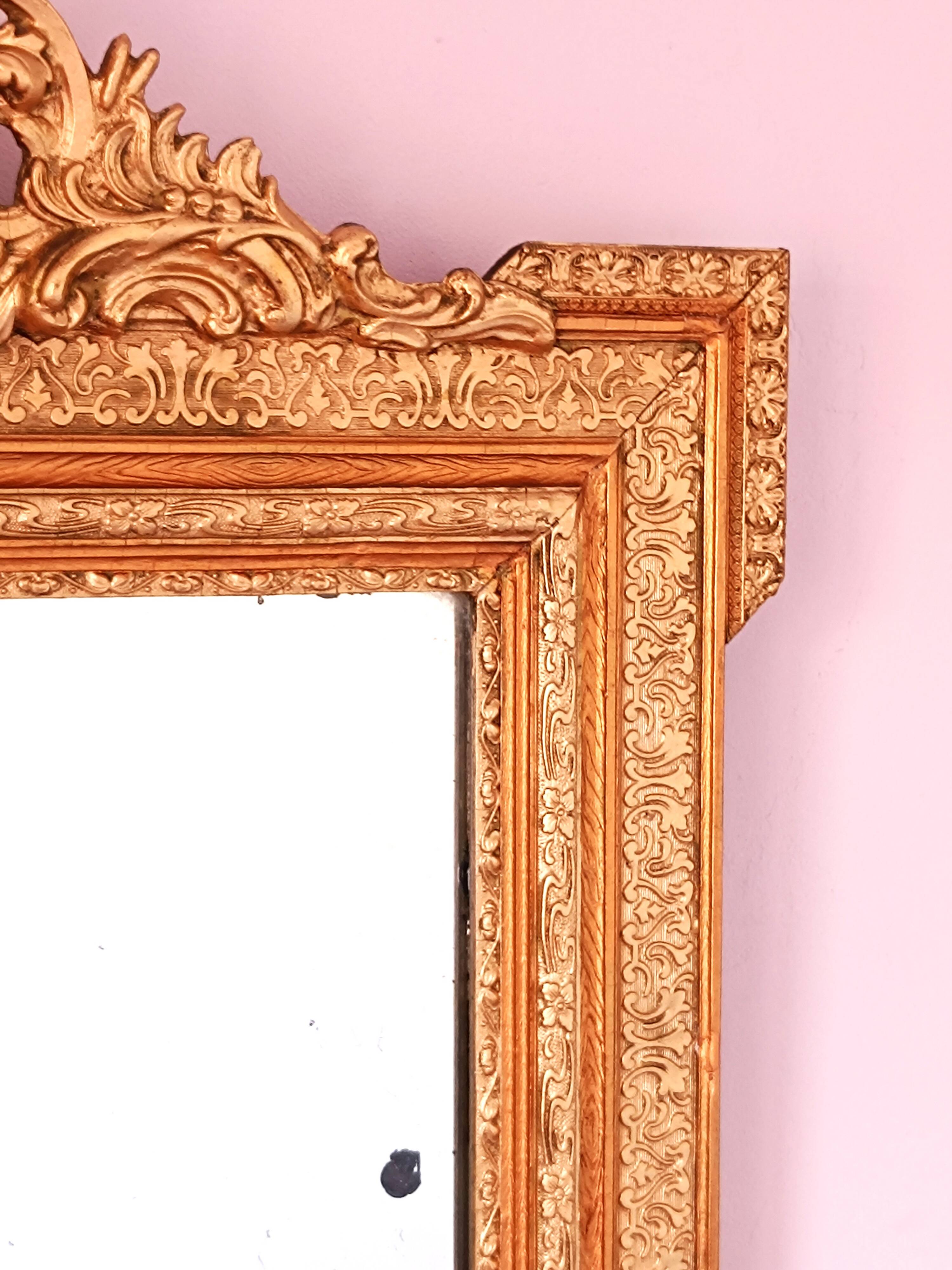 Miroir Napoléon III a riche ornementation dorée