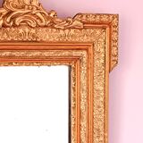 Miroir Napoléon III a riche ornementation dorée