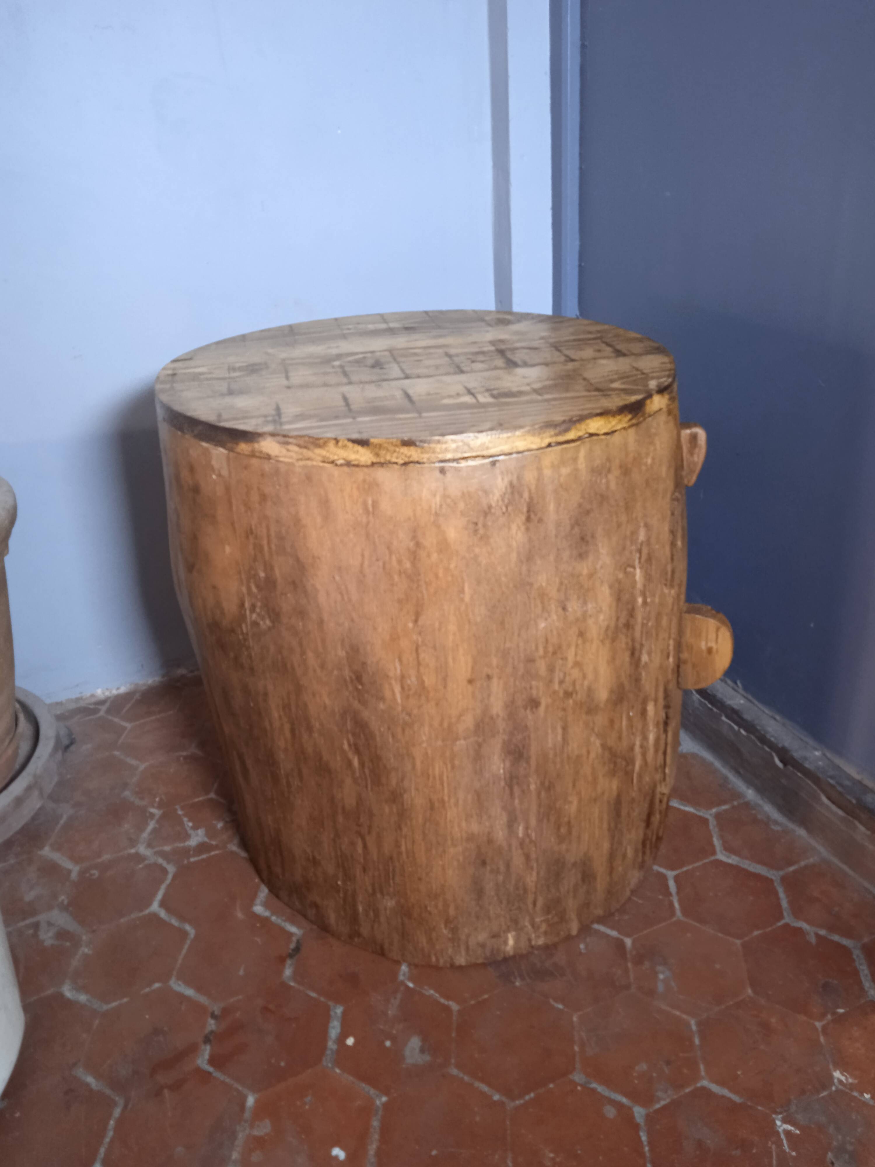 Hollow palm tree trunk; Mini bar; bedside table; occasional furniture; corner furniture;