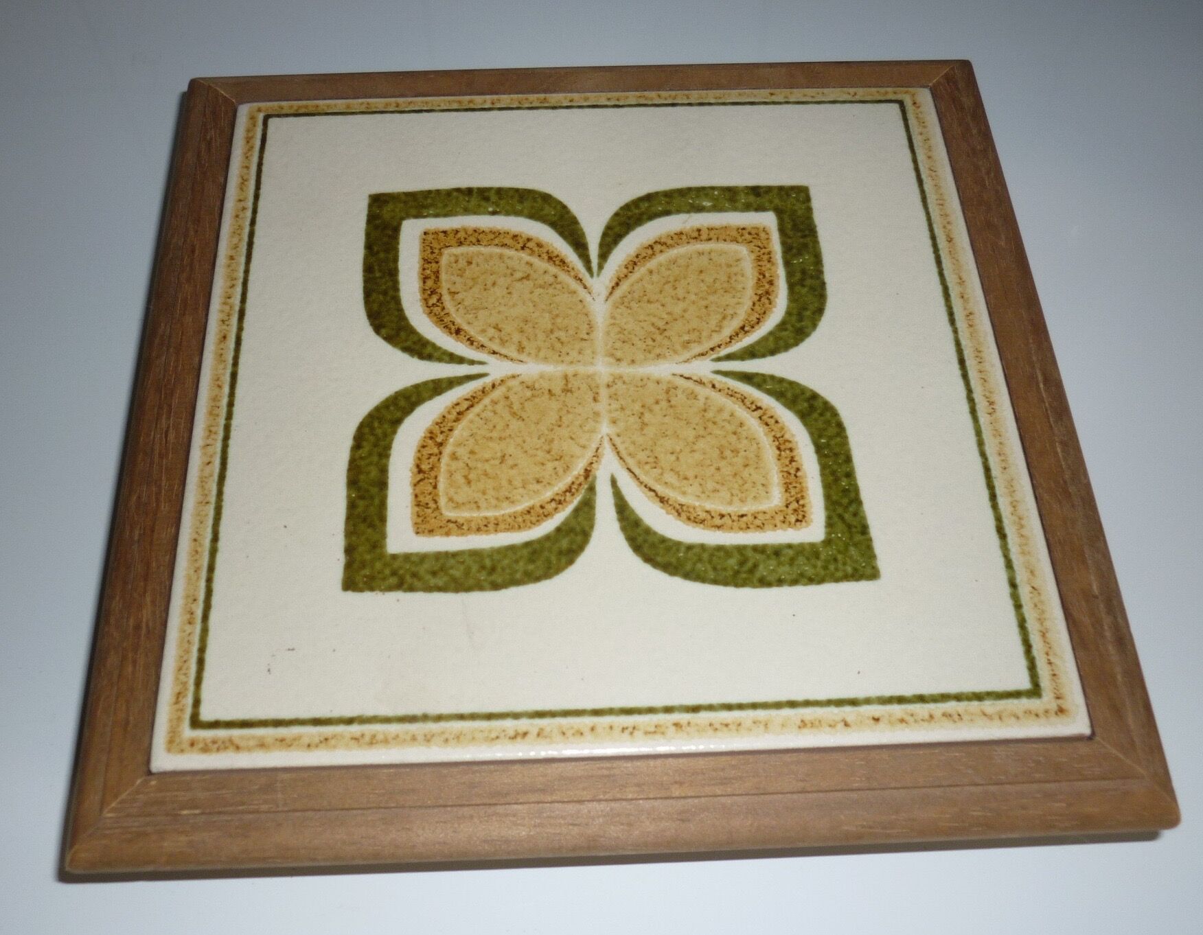 Under the ceramic wood musical dish