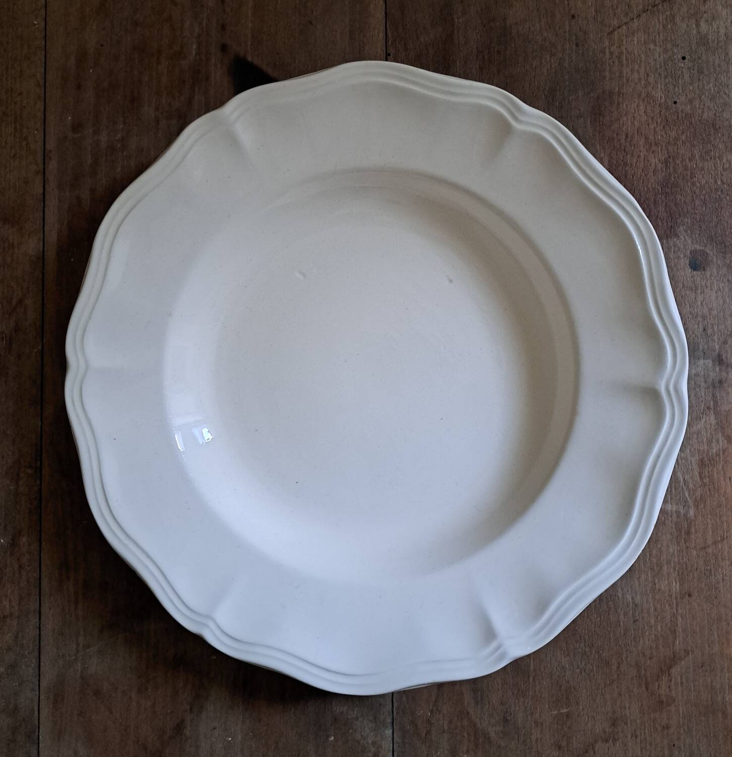 Set of 9 Sarguemines ivory soup plates