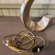 Pied de lampe desing vintage en laiton forme vague