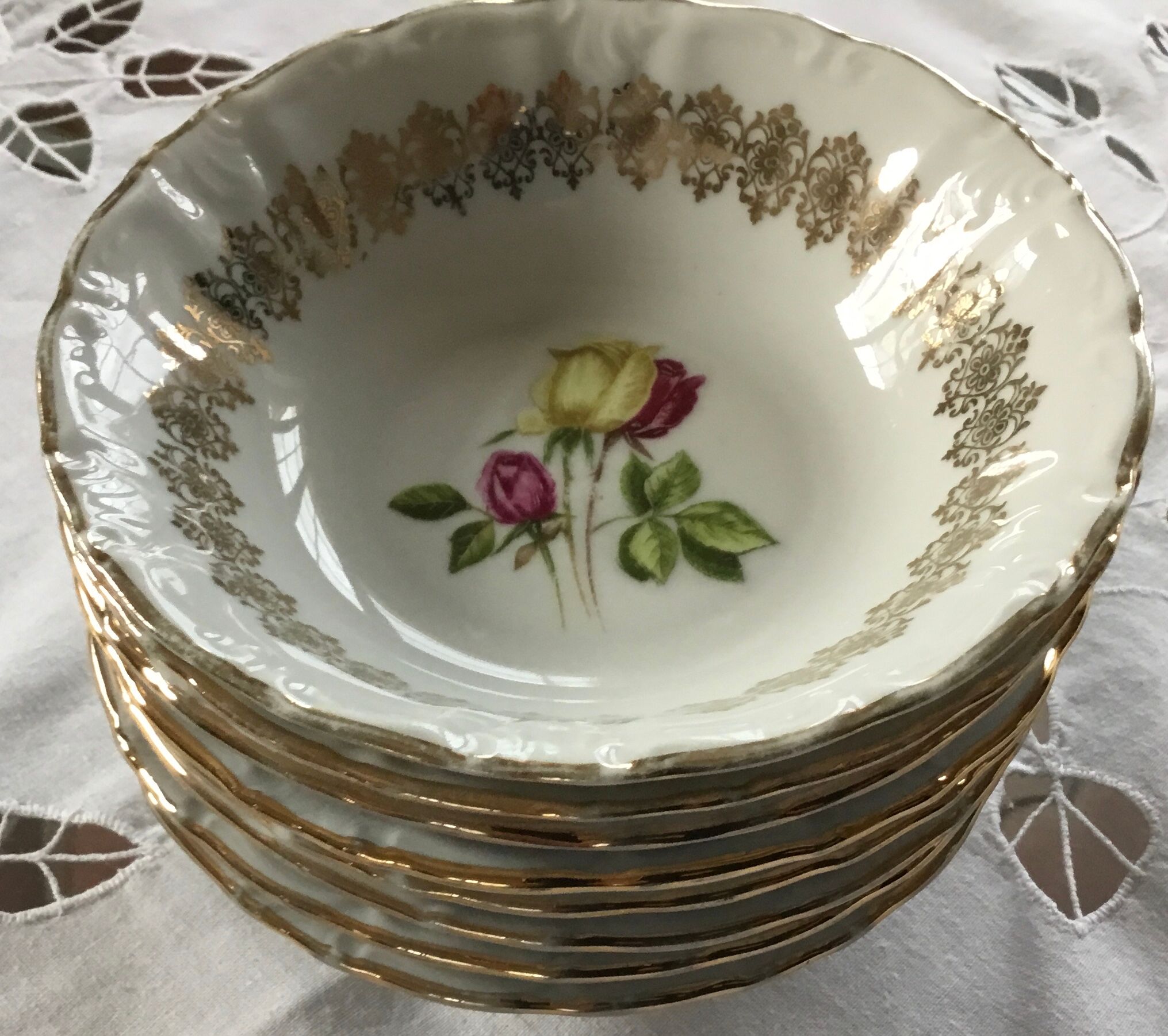 Lot de 8 coupelles porcelaine, décors fleurs et dorés