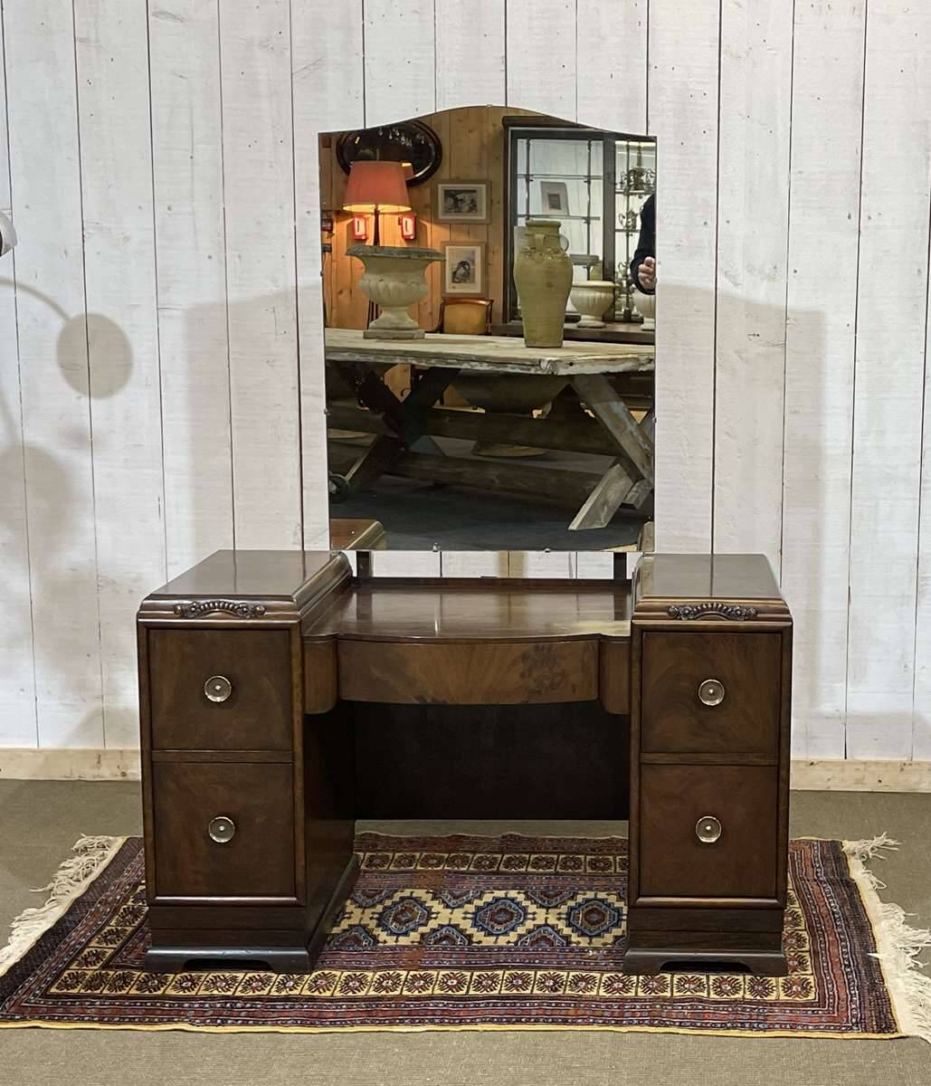 Art Deco English hairdresser in walnut from the 1930s.