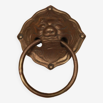 Brass knocker with zoomorphic decoration