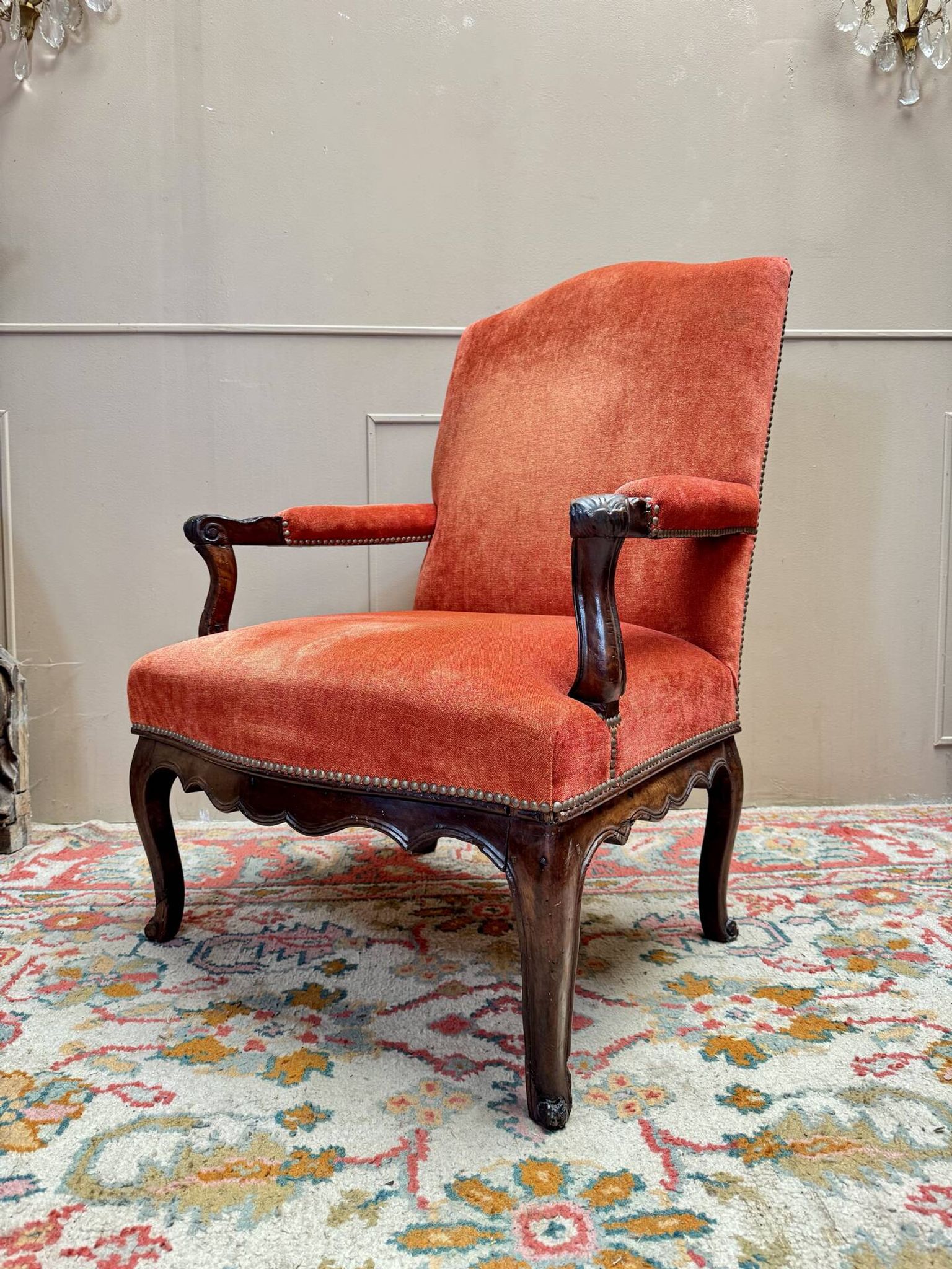 FAUTEUIL EN NOYER D’ÉPOQUE RÉGENCE XVIII EME SIÈCLE