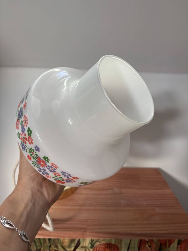 Suspension vintage en opaline fleurie