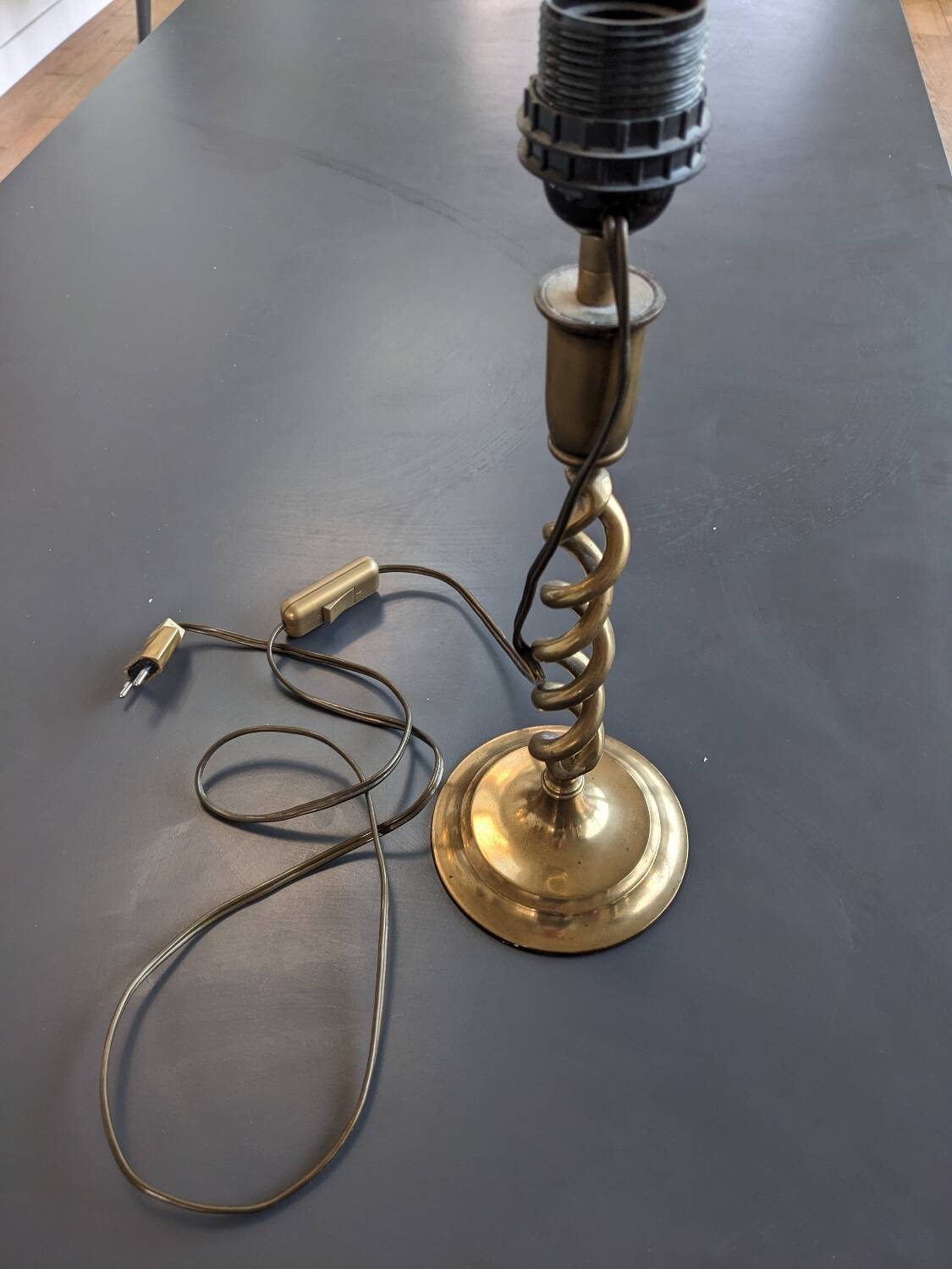 Twisted gold lamp base