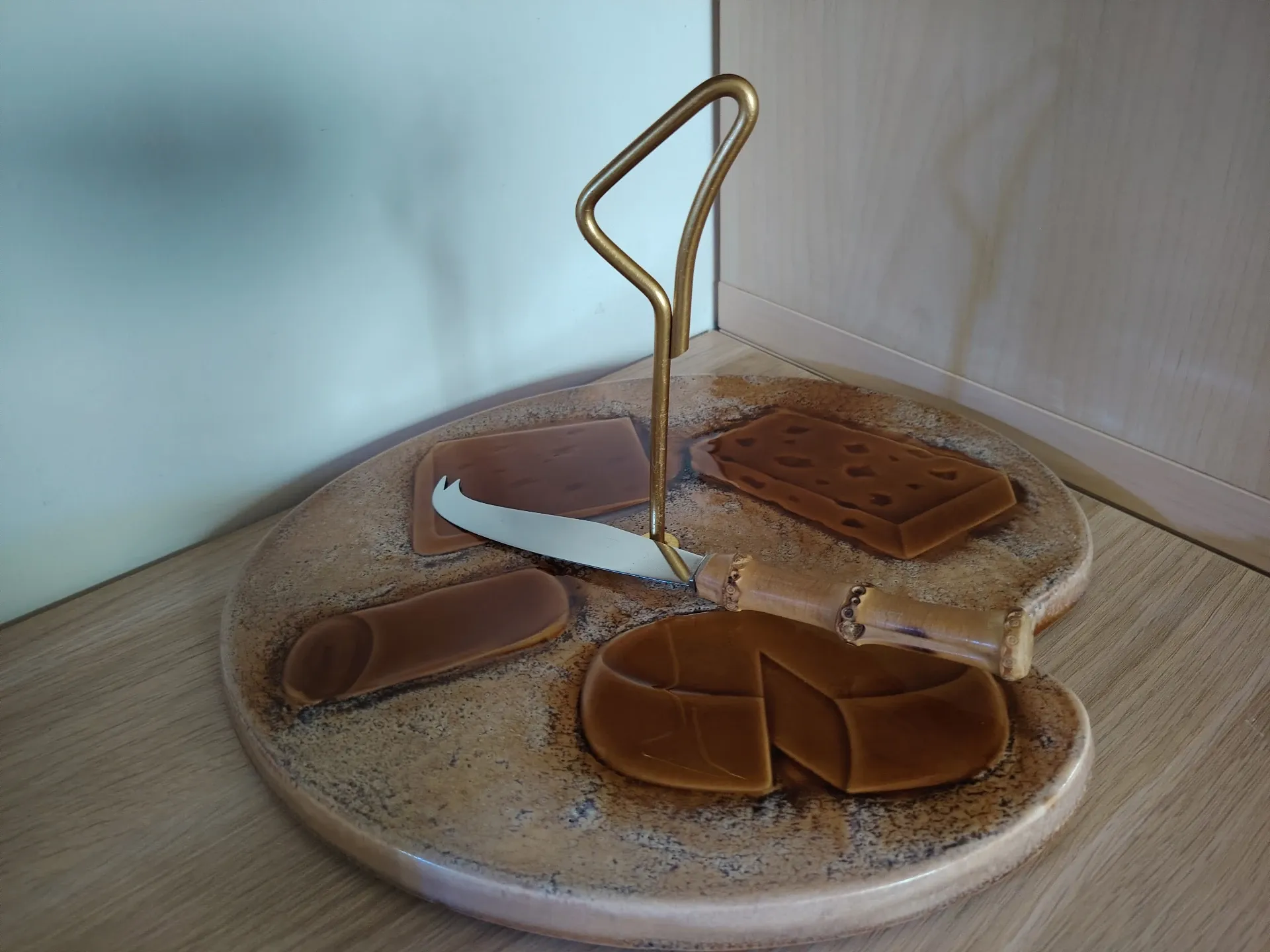 Cheese board and its knife