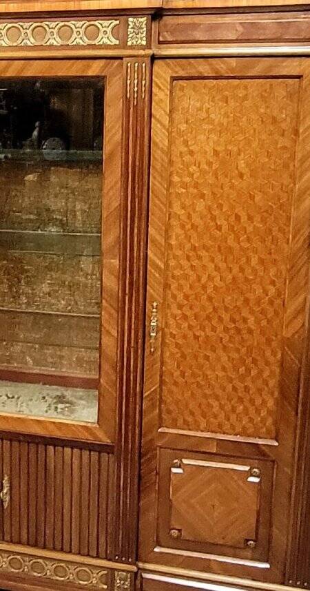 Important showcase library in fine wood and marquetry, stamped.