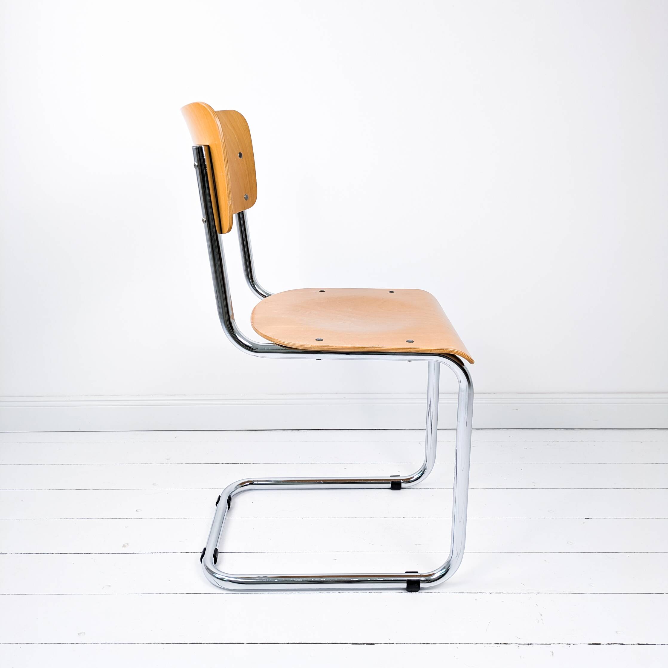 Chaise cantilever vintage métal chromé et bois