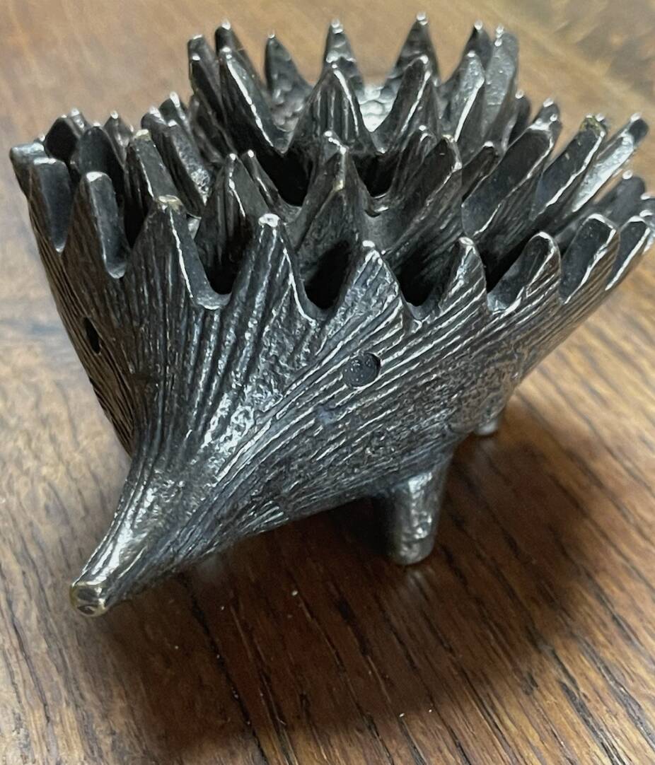 Walter Bosse / Herta Baller — Patinated brass - 4 nesting hedgehogs - 195