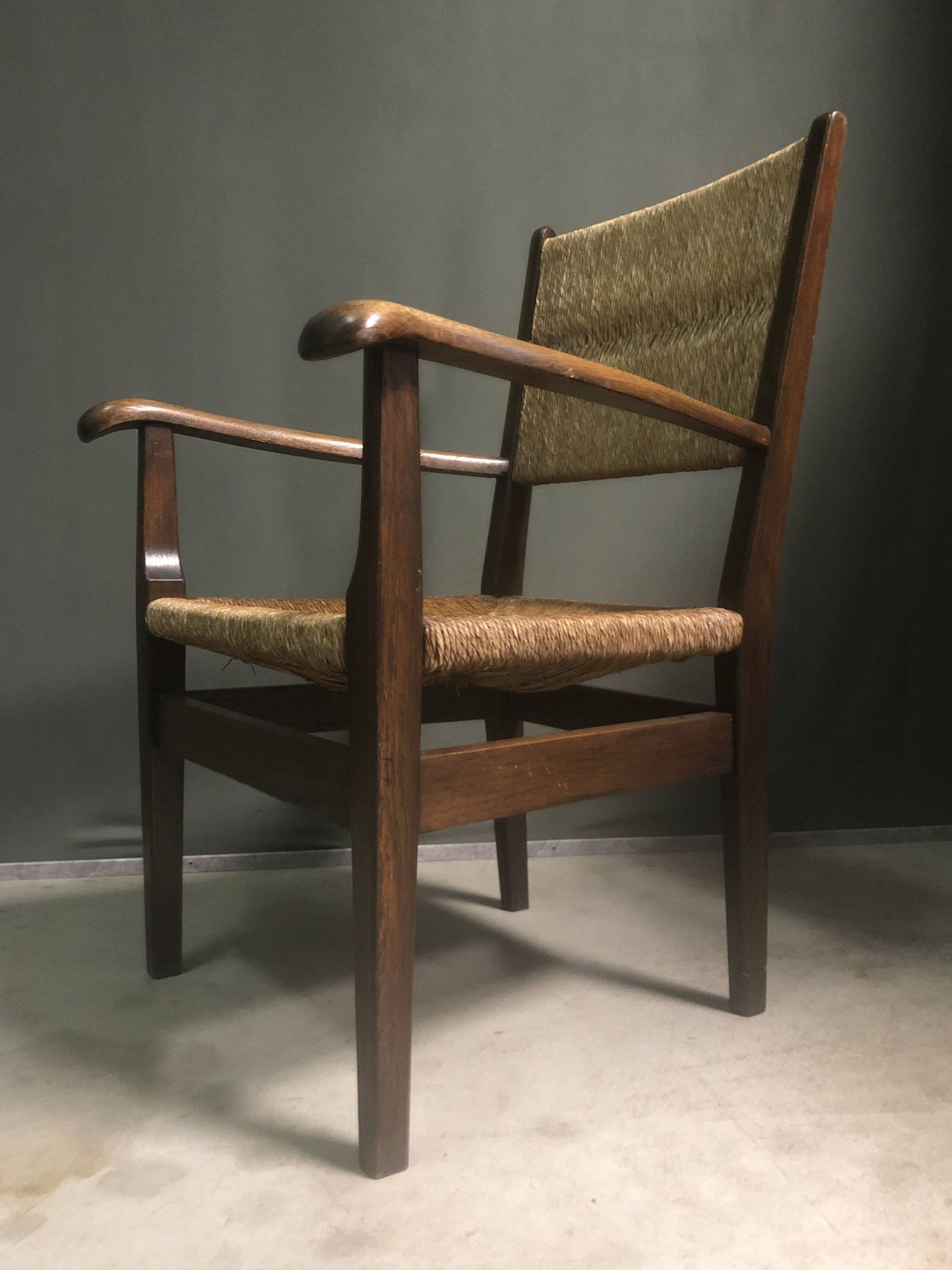 Fauteuil en chêne et paille néerlandais des années 1930.