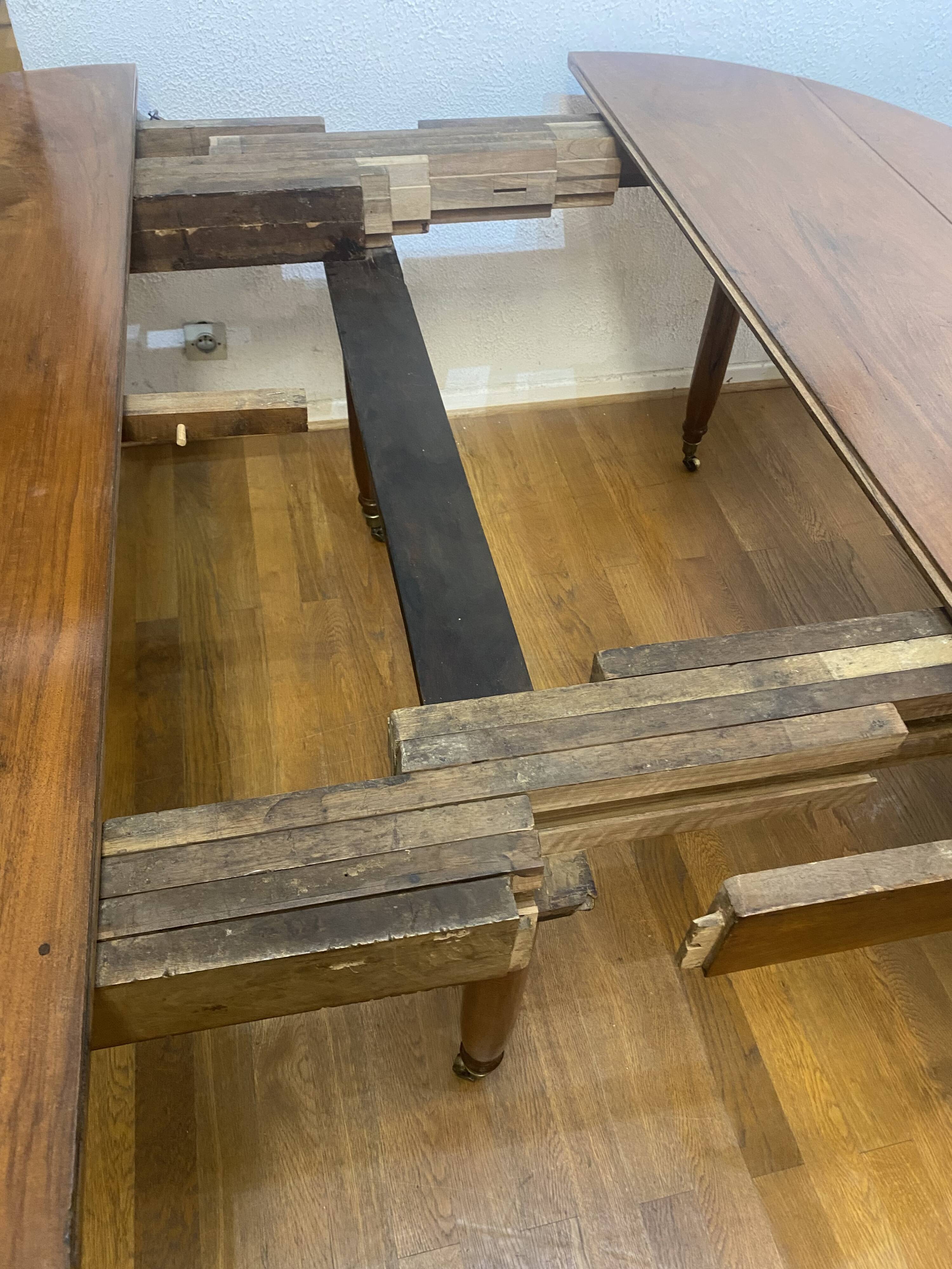 Oval table with 6 legs, 3 extensions, 12 people