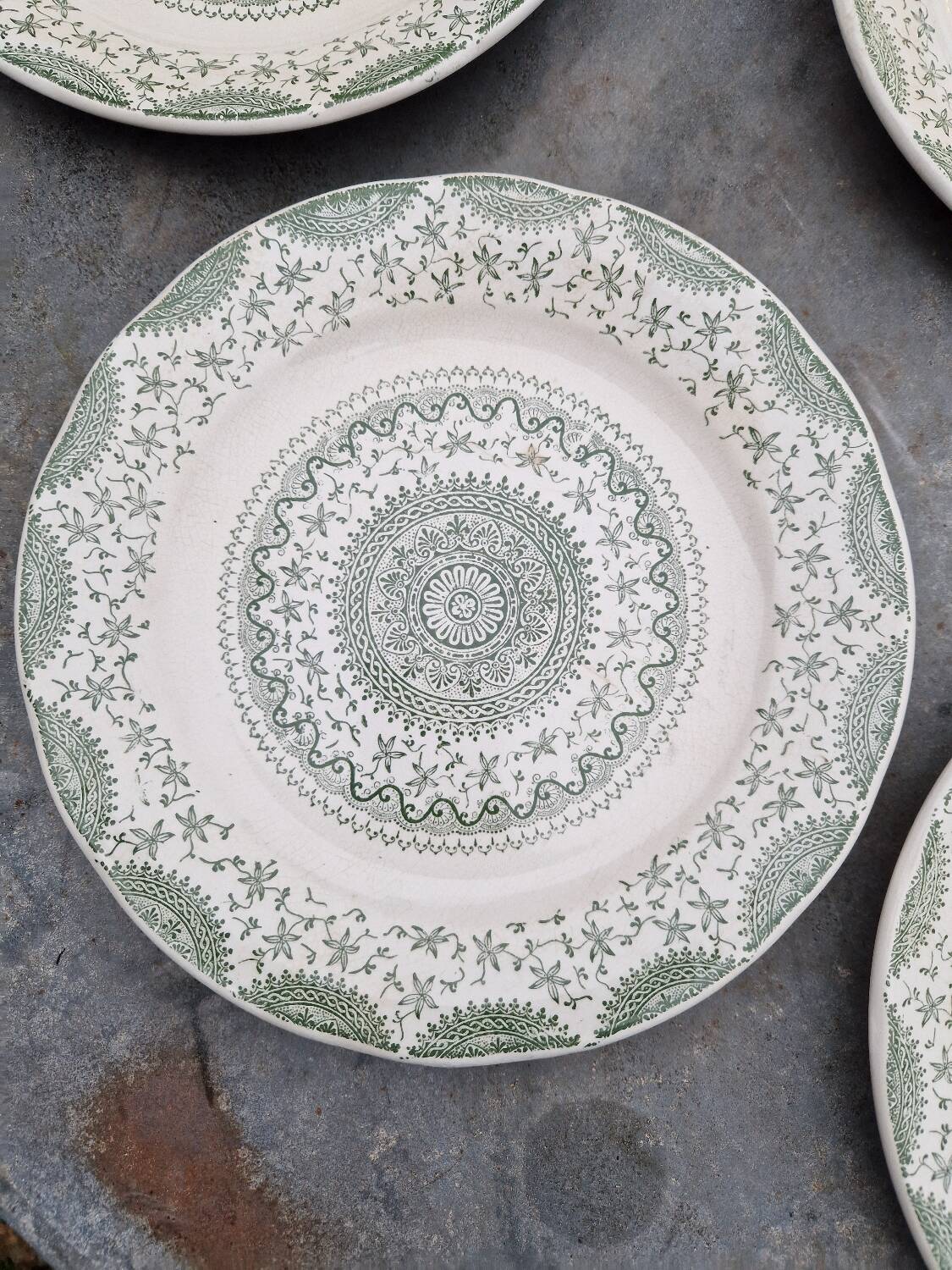 Lot of 8 flat plates in antique English earthenware, fine ware, with patterns.