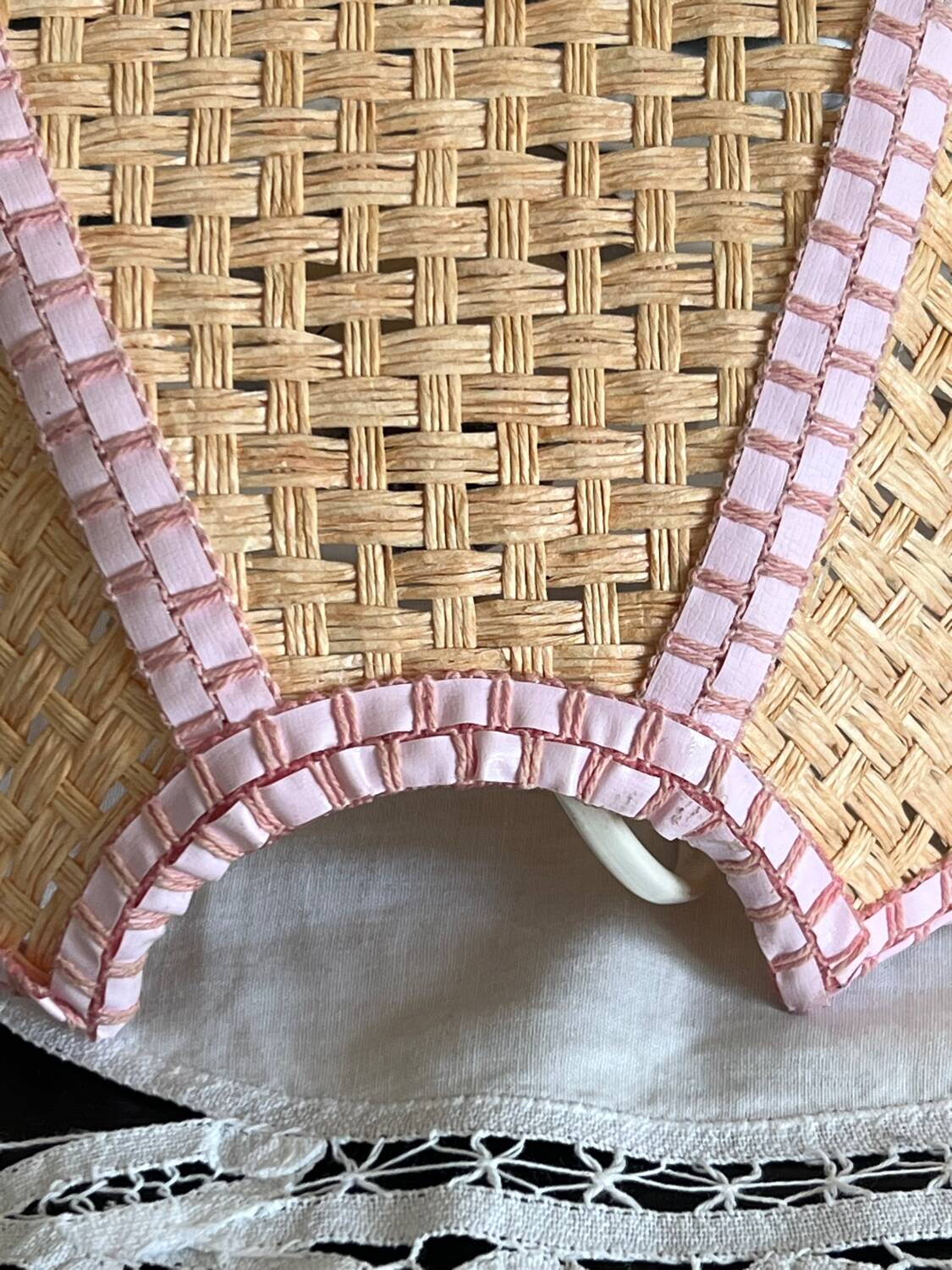 Flower applique in raffia and pink fabrics