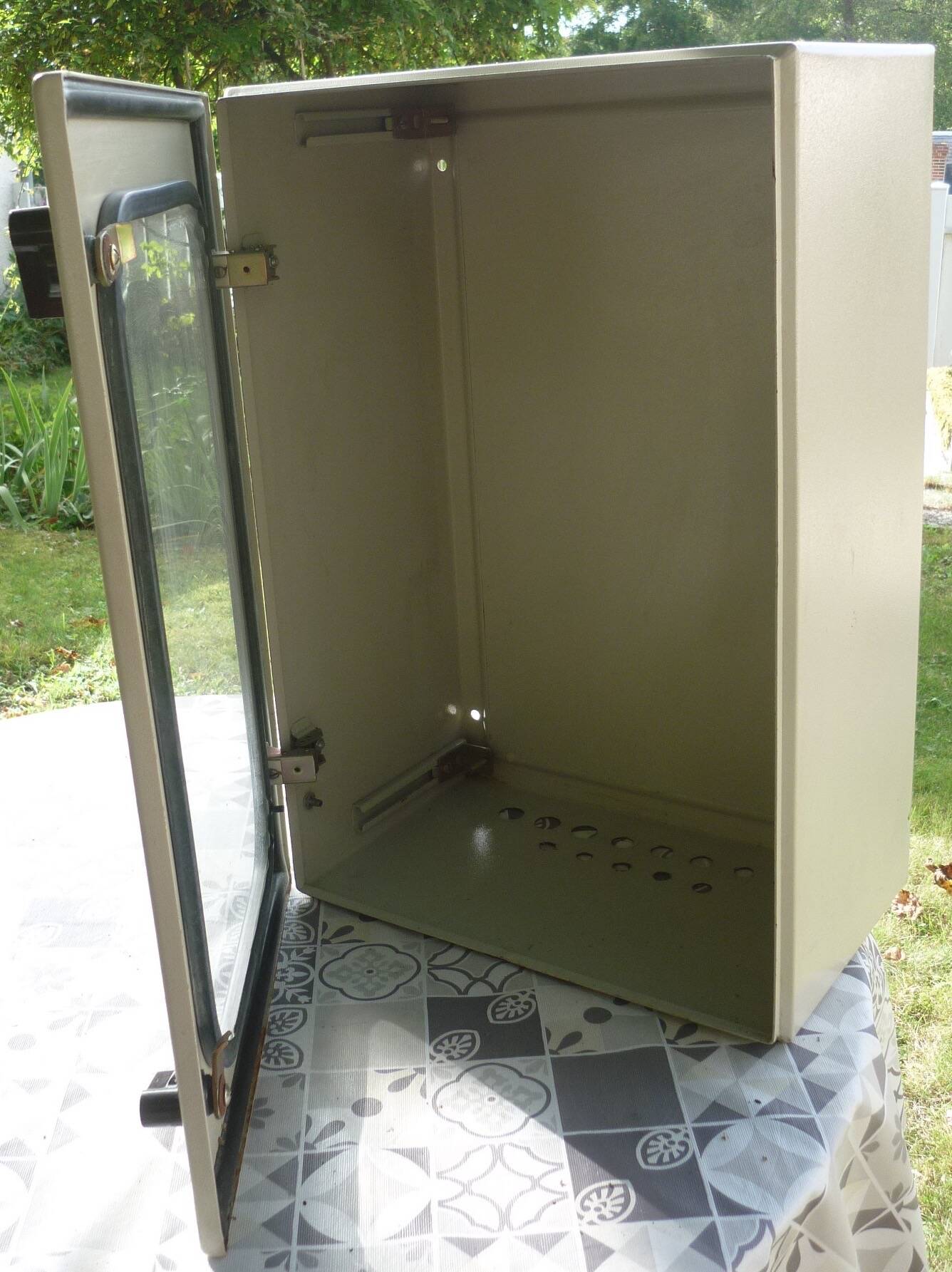 Sarel wall-mounted cabinet