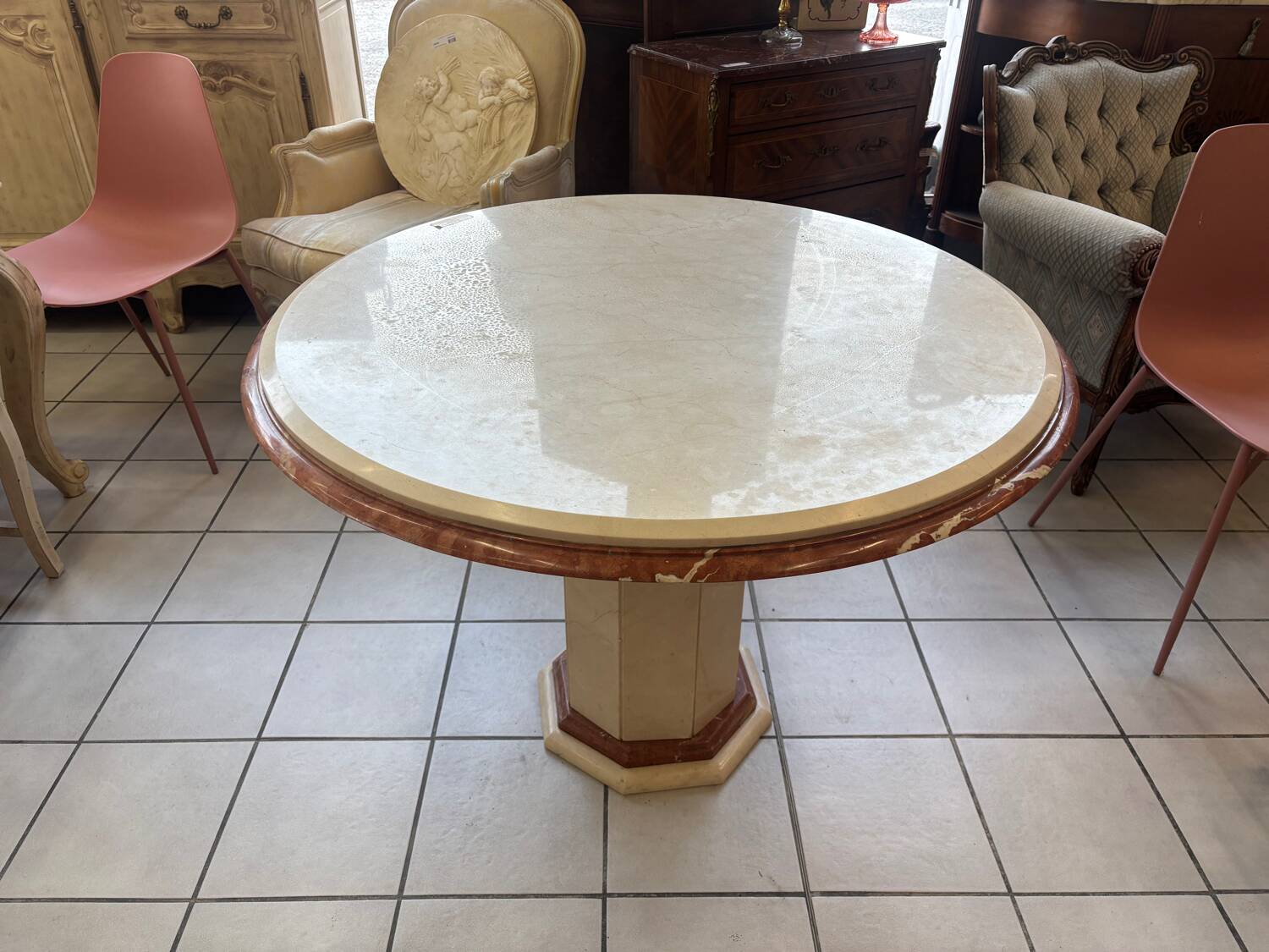 Round table in white marble