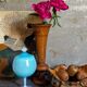 Pot couvert sur pied en opaline de foire vintage
