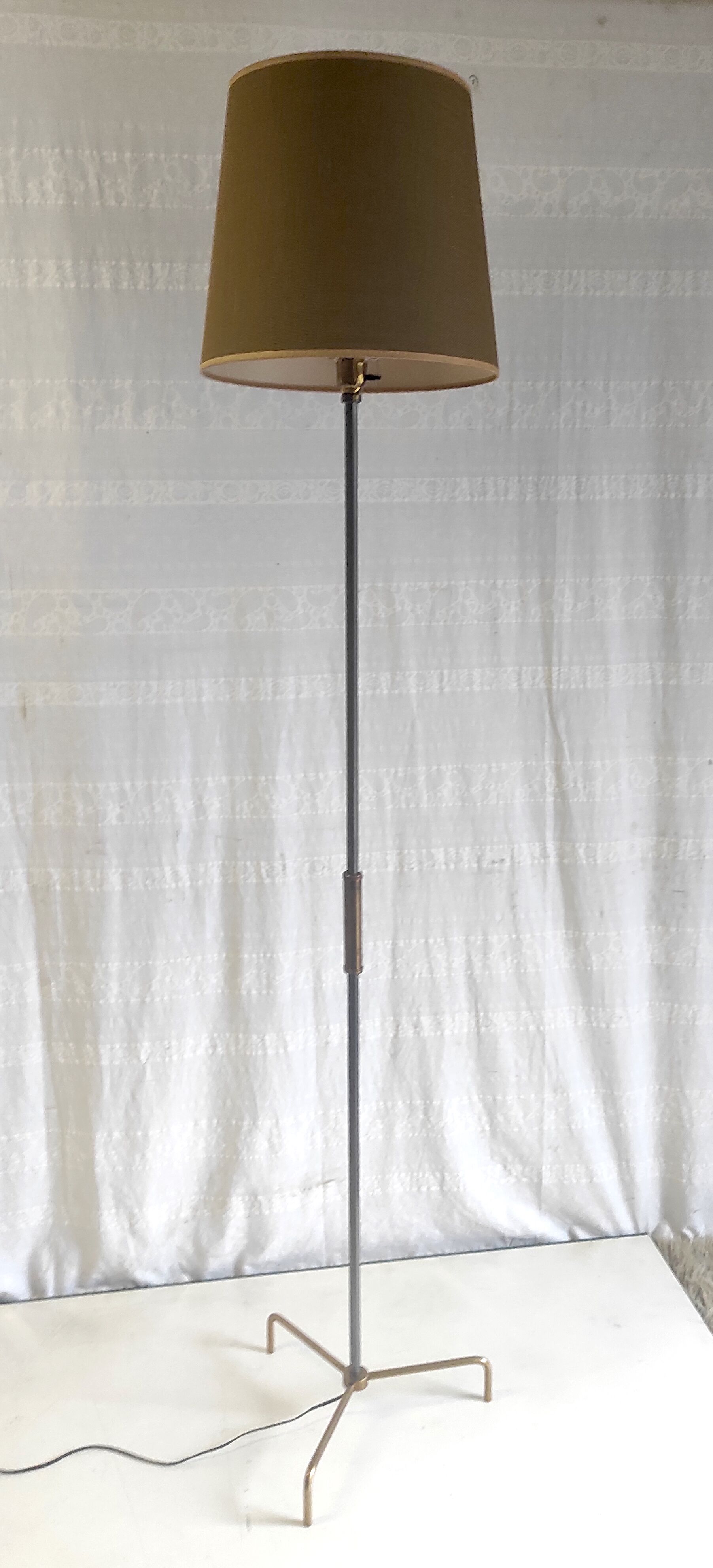 Tripod floor lamp in brass and metal – 50s/60s