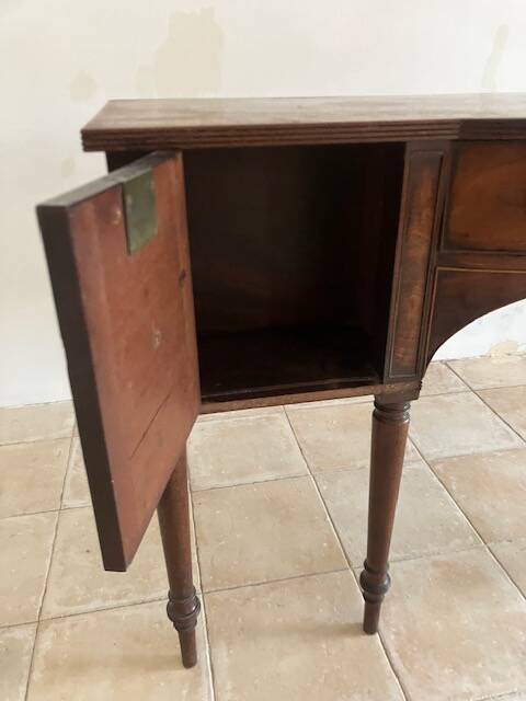George III curved buffet in cherry wood, late 18th century.