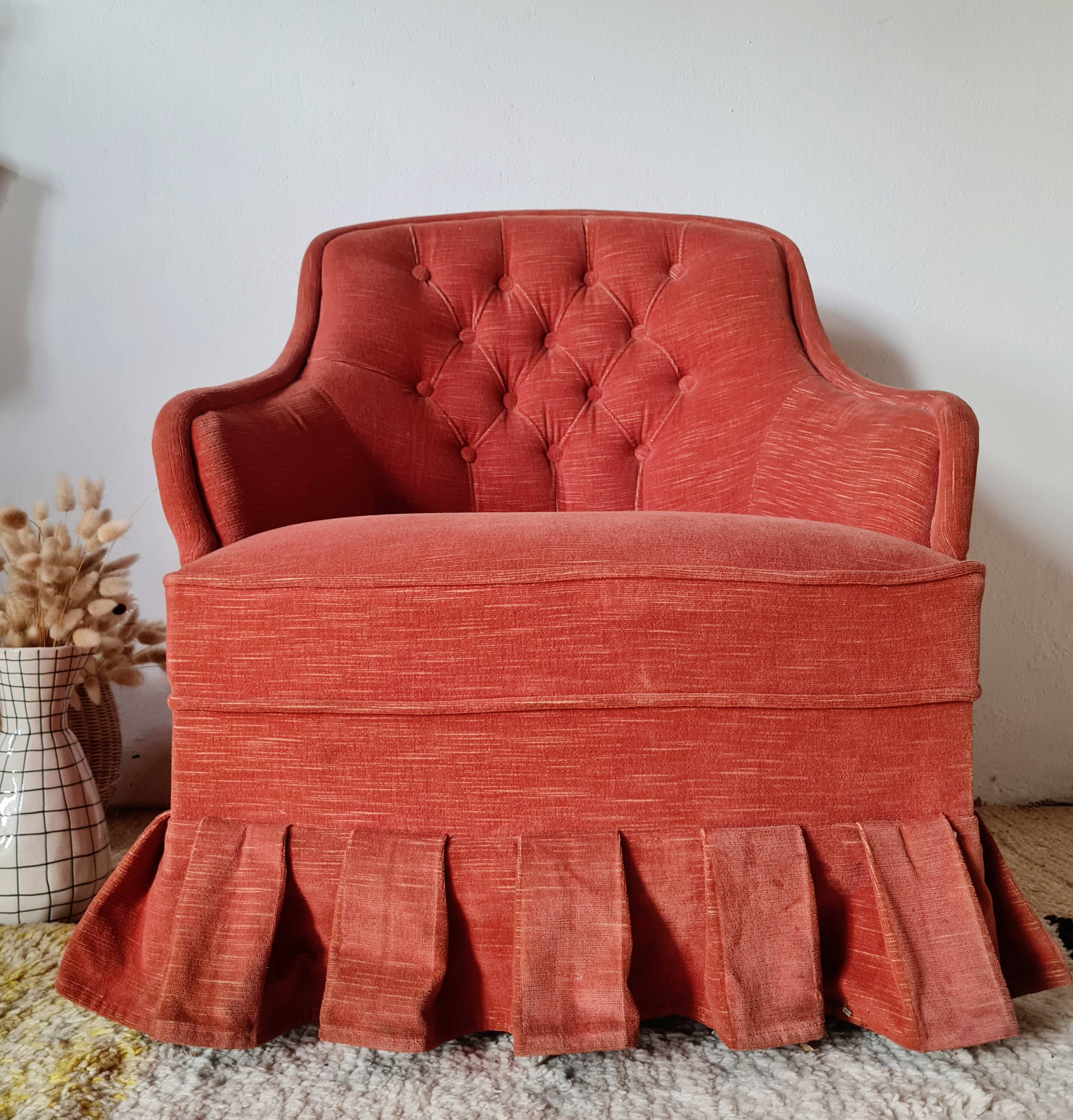 Fauteuil crapaud en velours rouge - jupe