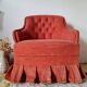 Fauteuil crapaud en velours rouge - jupe