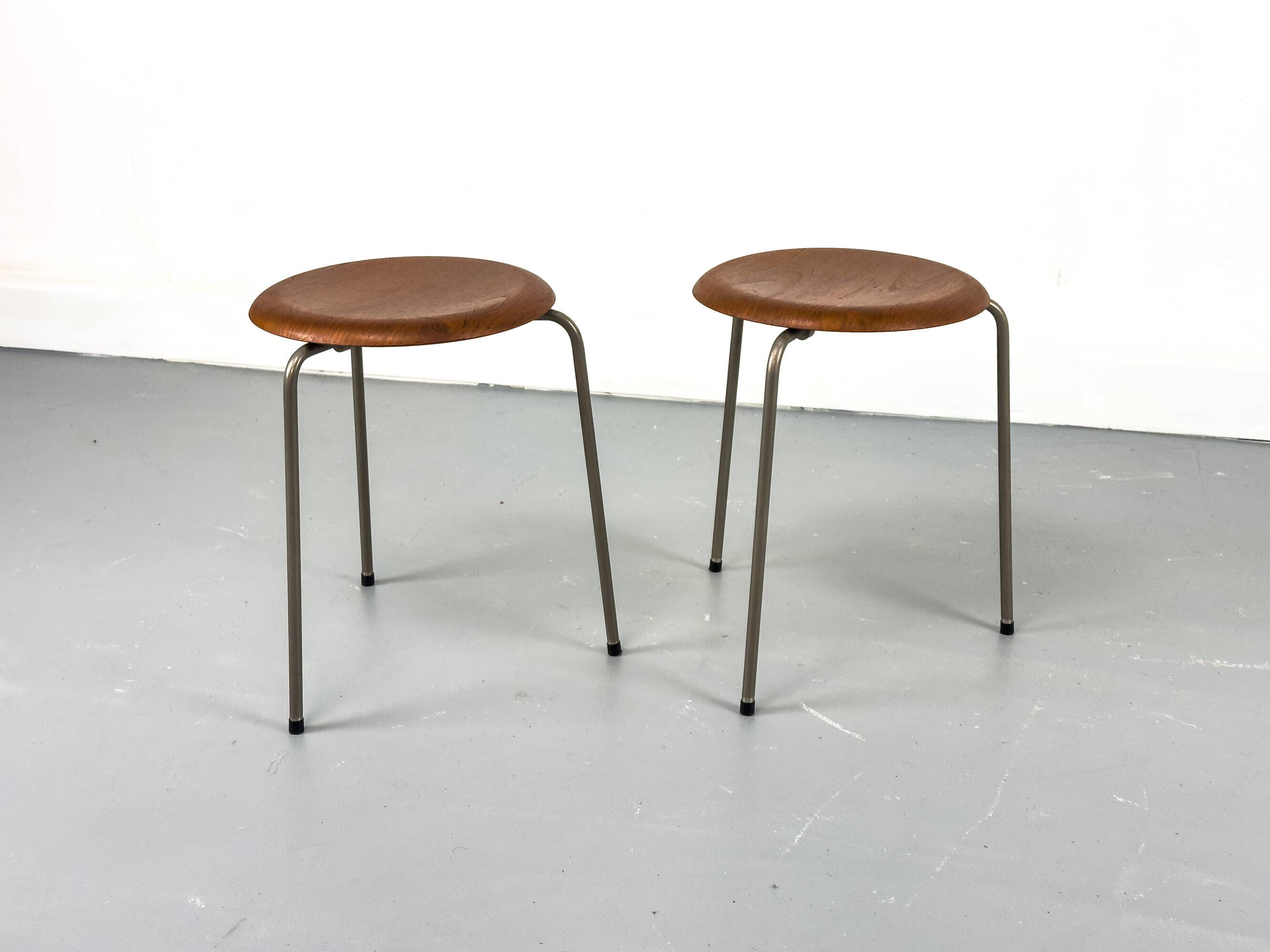 Tabouret Dot en teck, par Arne Jacobsen pour Fritz Hansen, années 1950, lot de 2