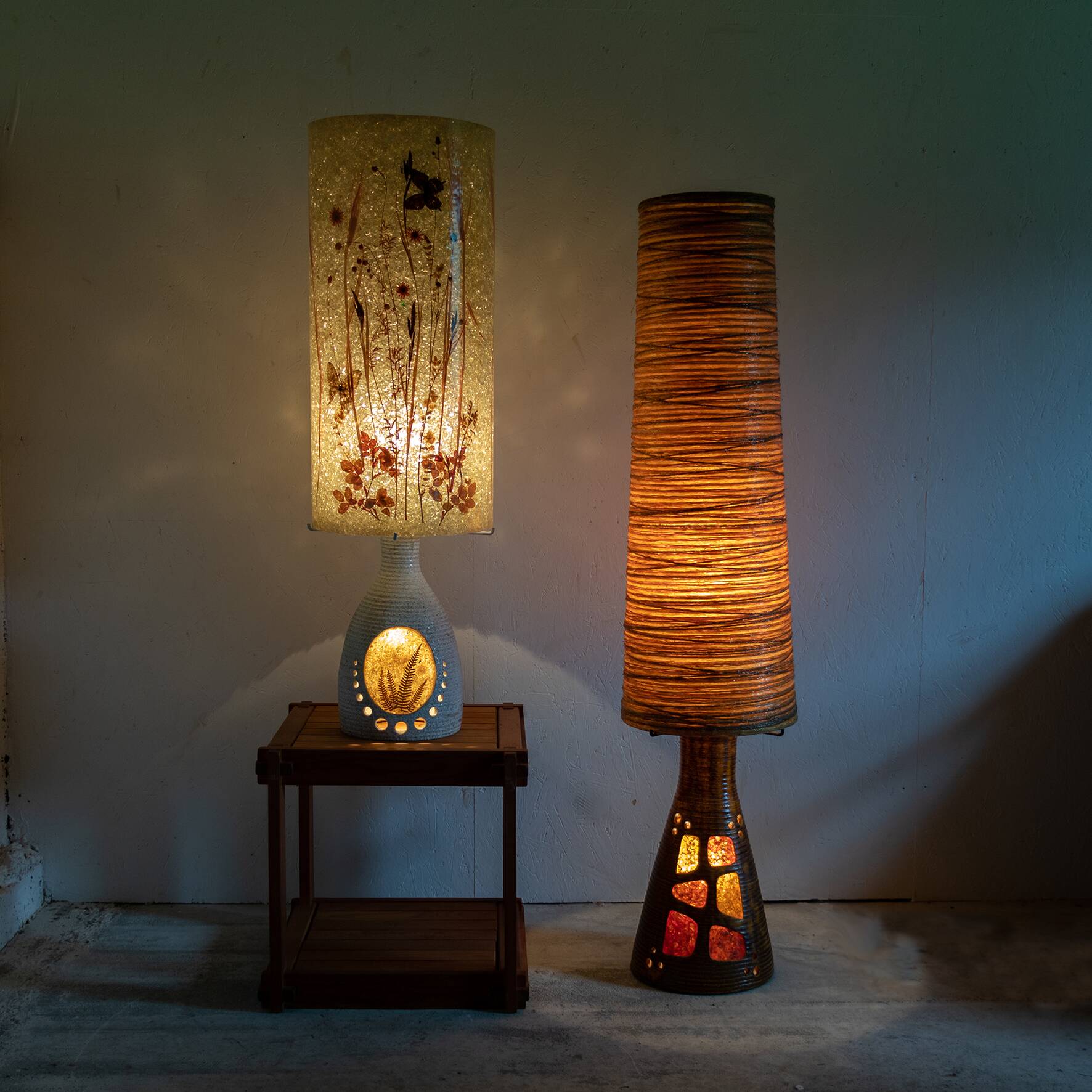 Grande lampe de sol des potier d'Accolay en céramique et résine circa 1960