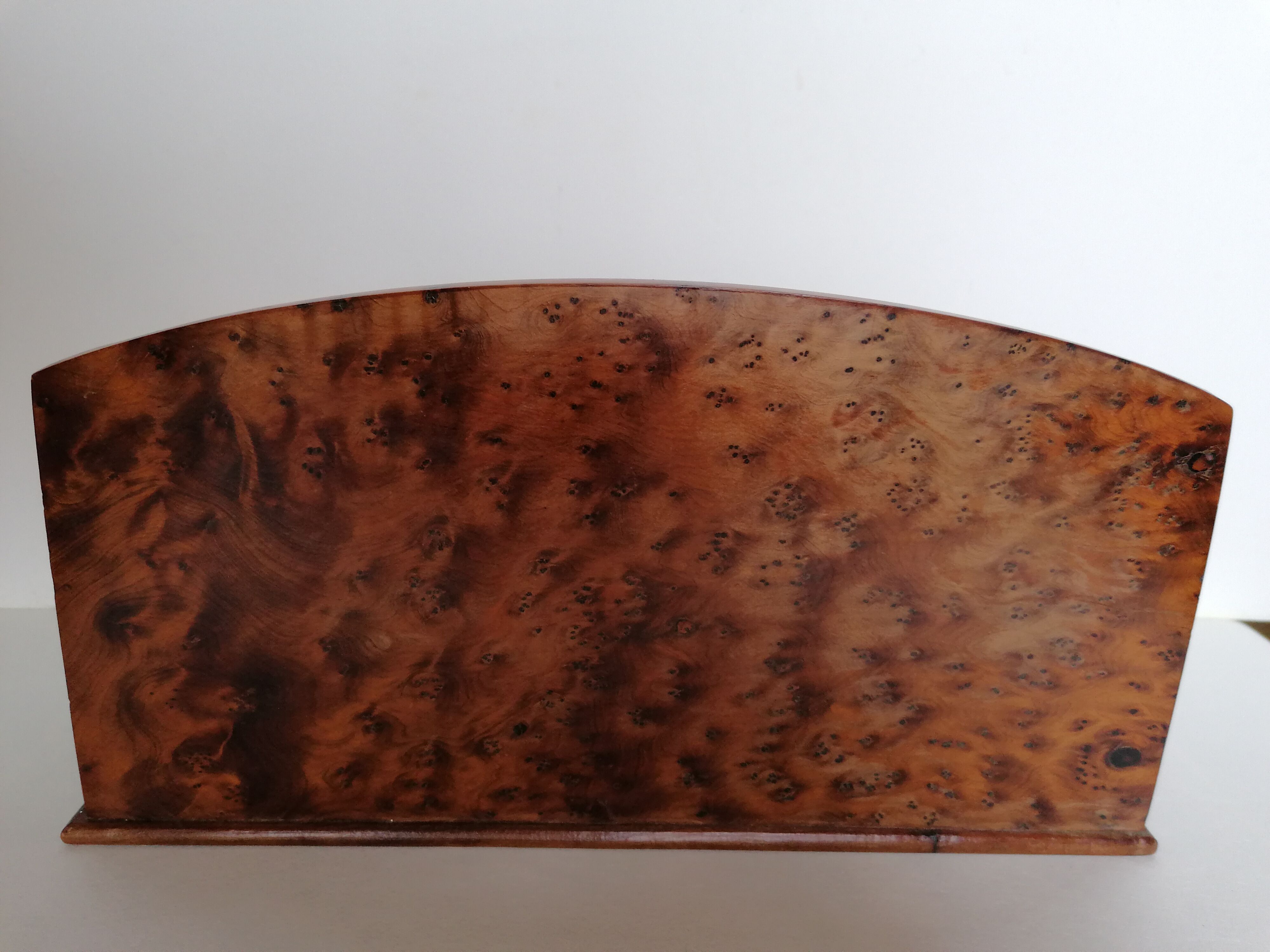 Letter holder thuja magnifying glass